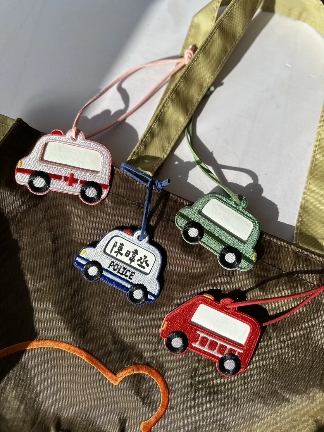 新款上架❤️車車刺繡名字吊牌 防弄丟名字吊牌 姓名吊牌 皮繩款 吊飾 掛繩 刺繡 姓名 行李吊牌
