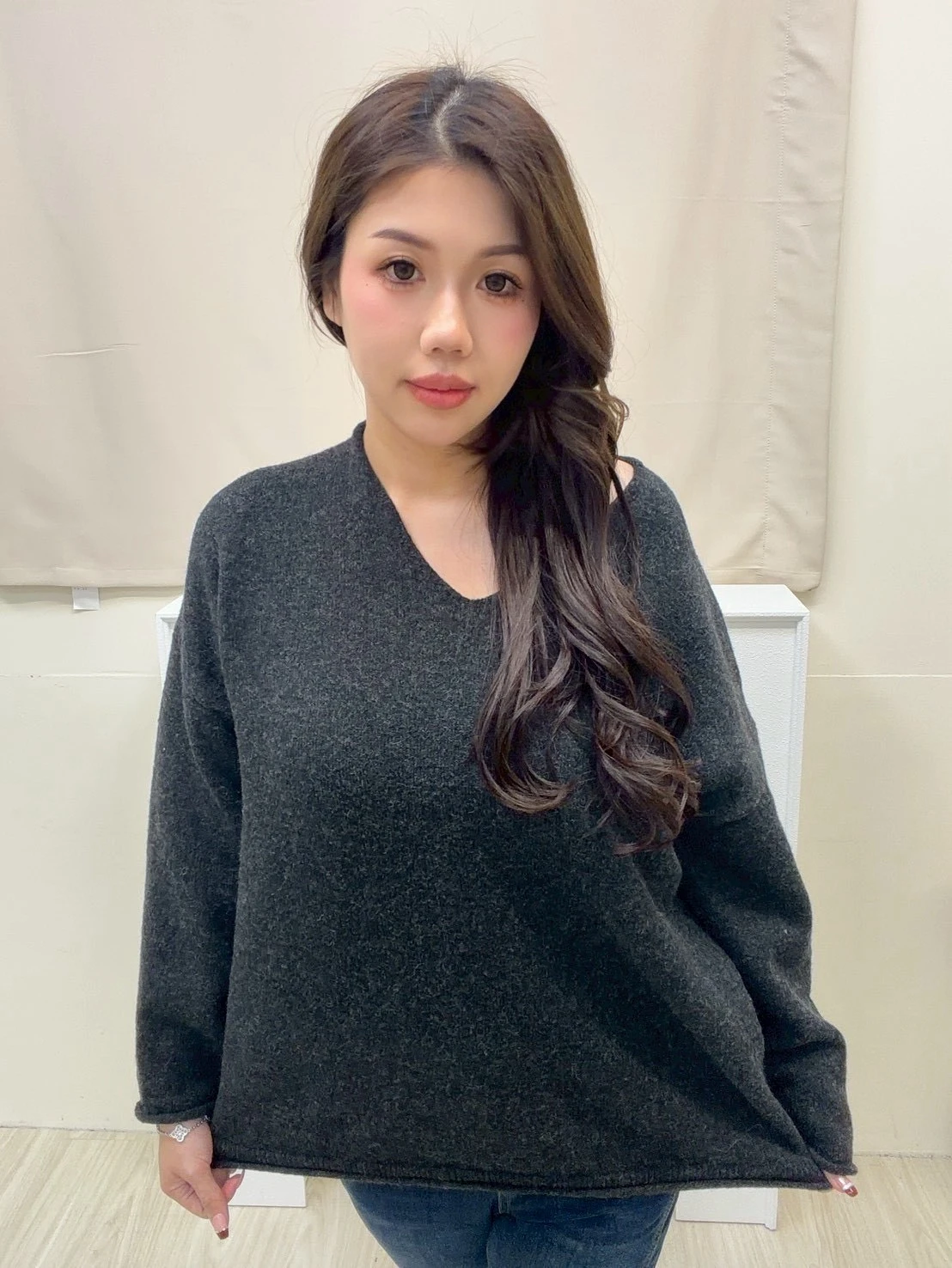202520 素色Ｖ領針織衣