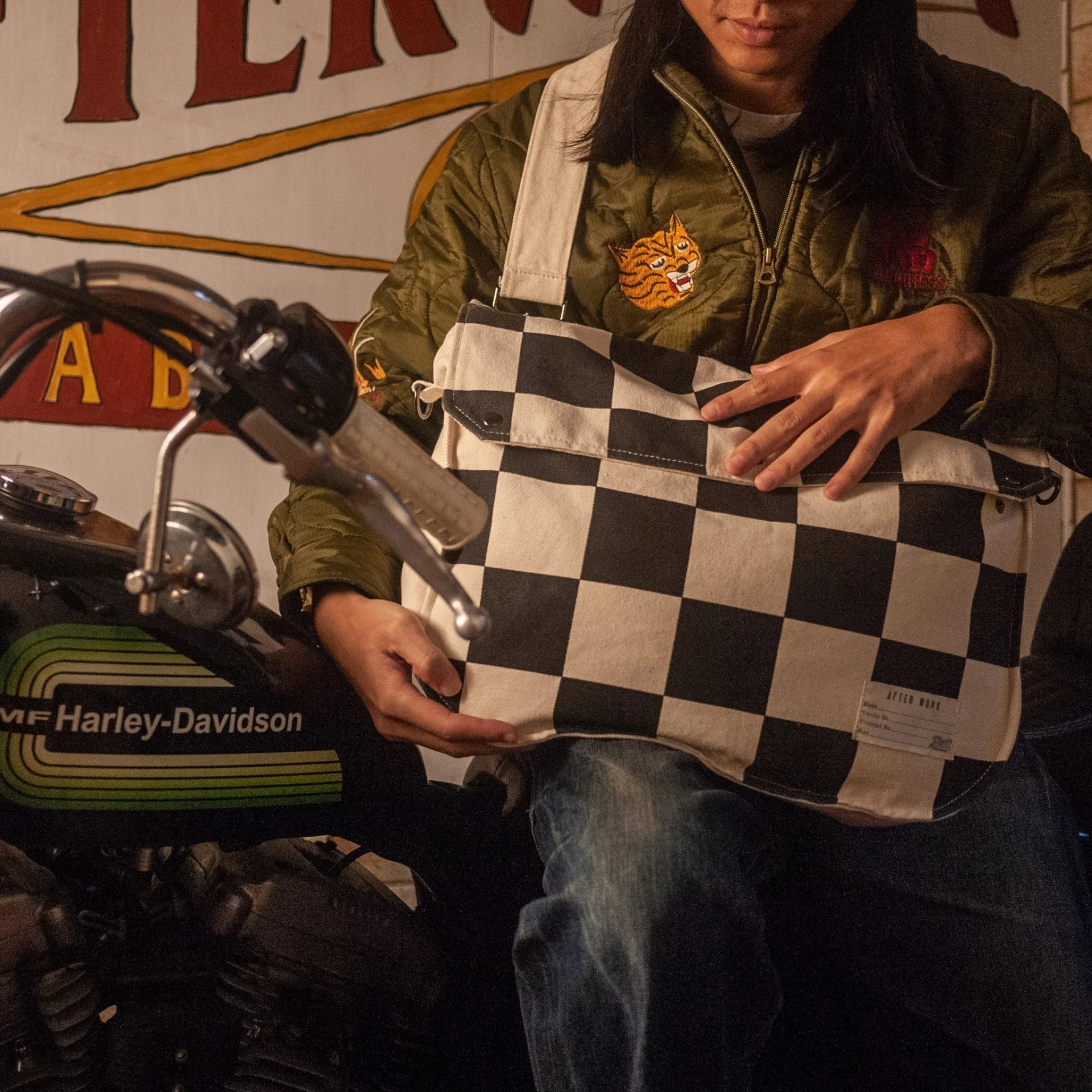 AFTER WORK-Checkerboard Mail Bag 棋盤格 賽車格紋郵差包