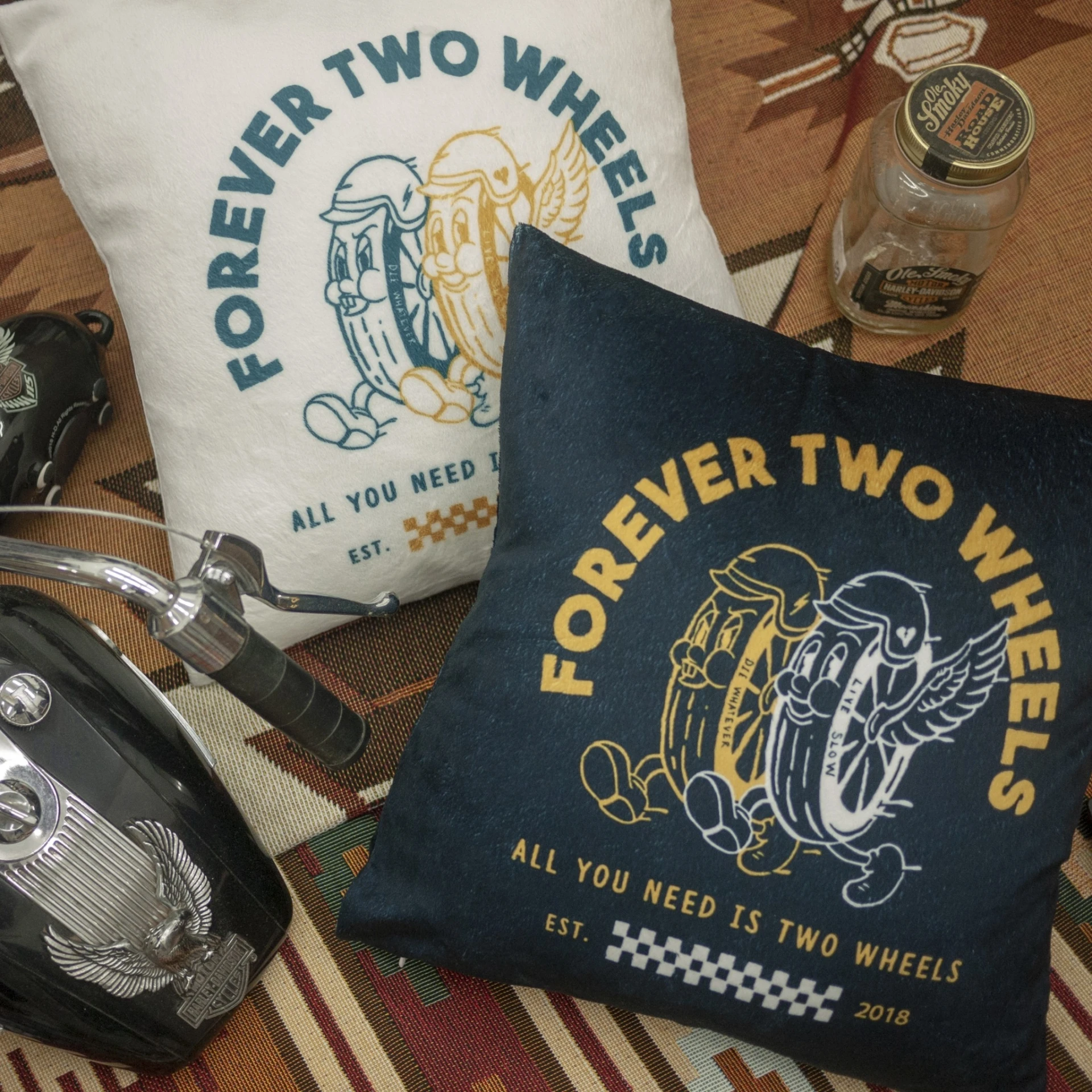 AFTER WORK-TWO WHEELS BRO抱枕 白/丈青