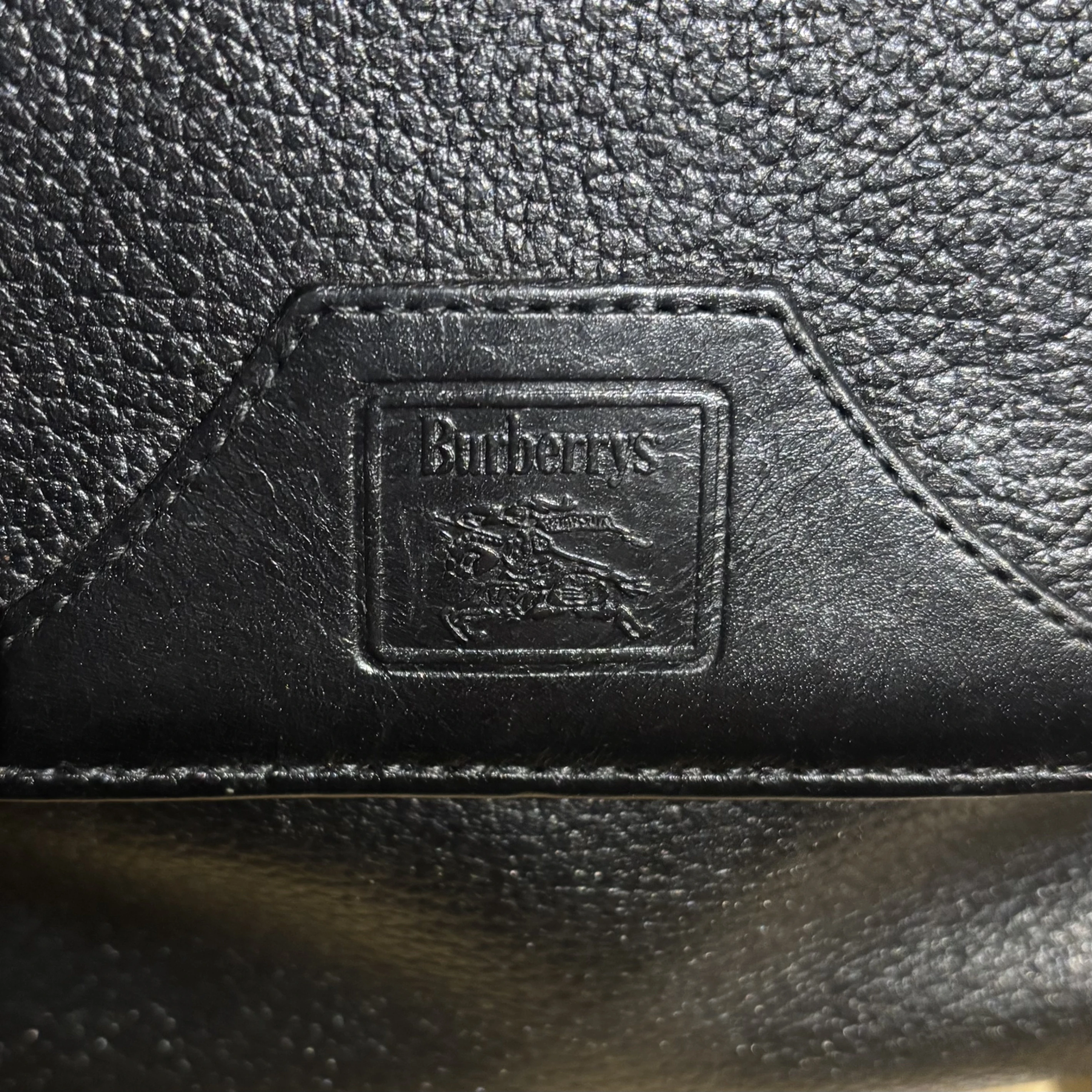 Burberrys 黑色翻蓋皮革單肩包