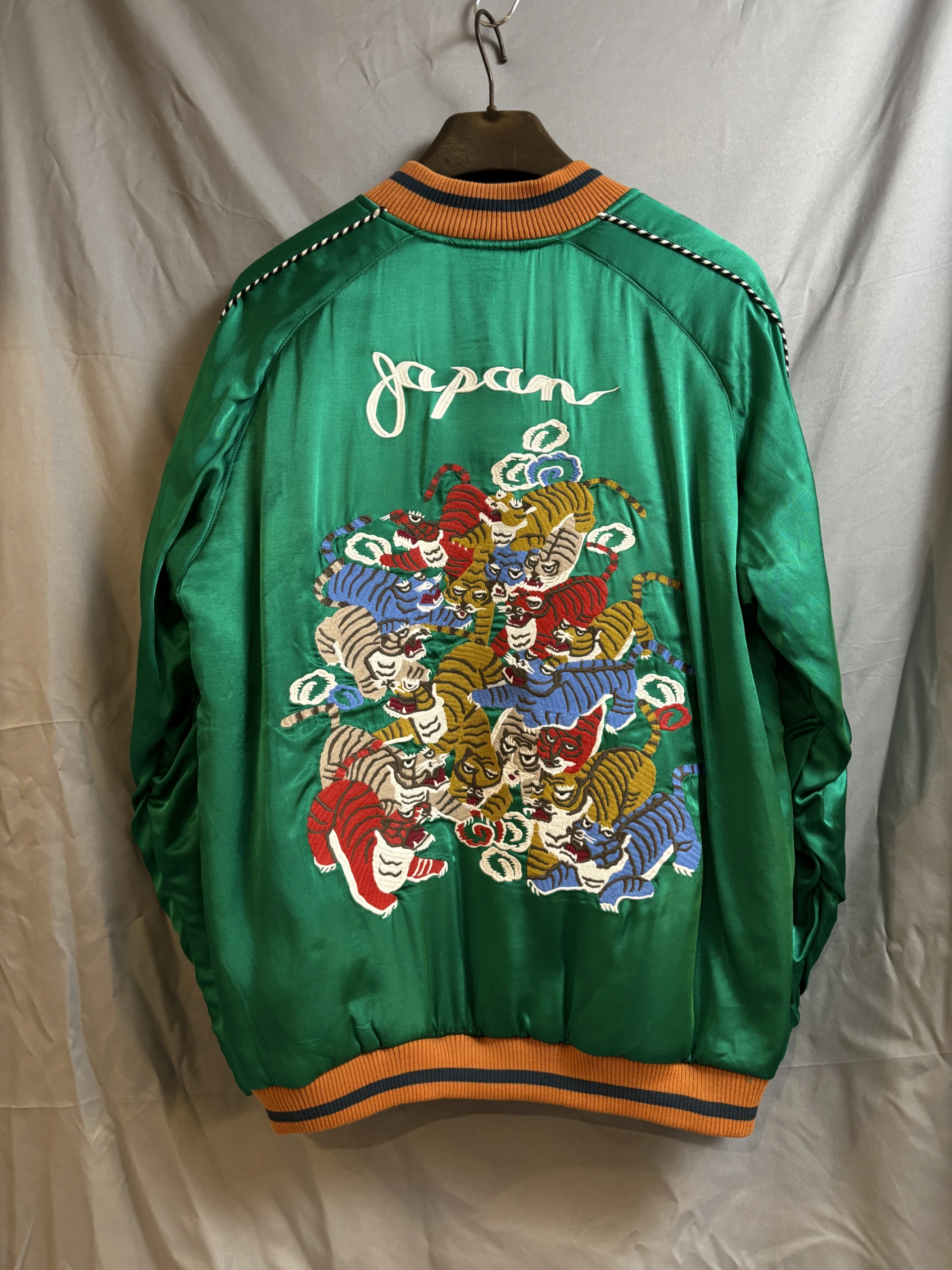 houston_麻花滾邊橫須賀 (背圖很多老虎)