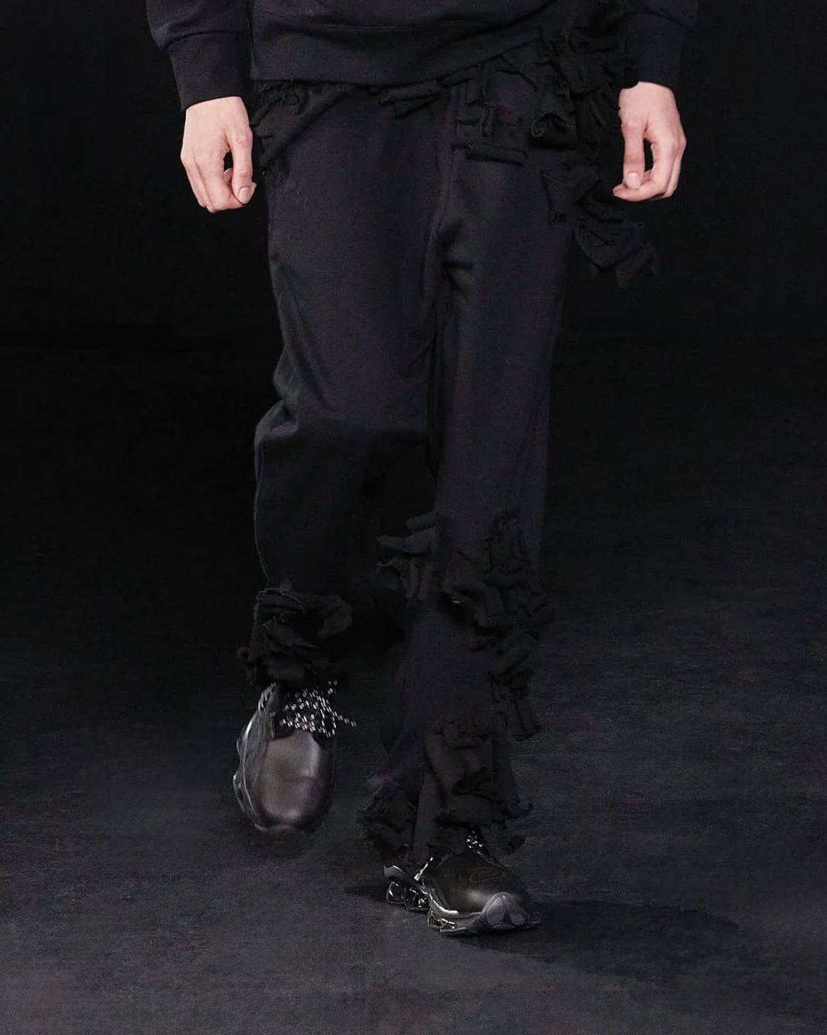 JUNTAE KIM - LASER APPLIQUE SWEATPANTS (Black)
