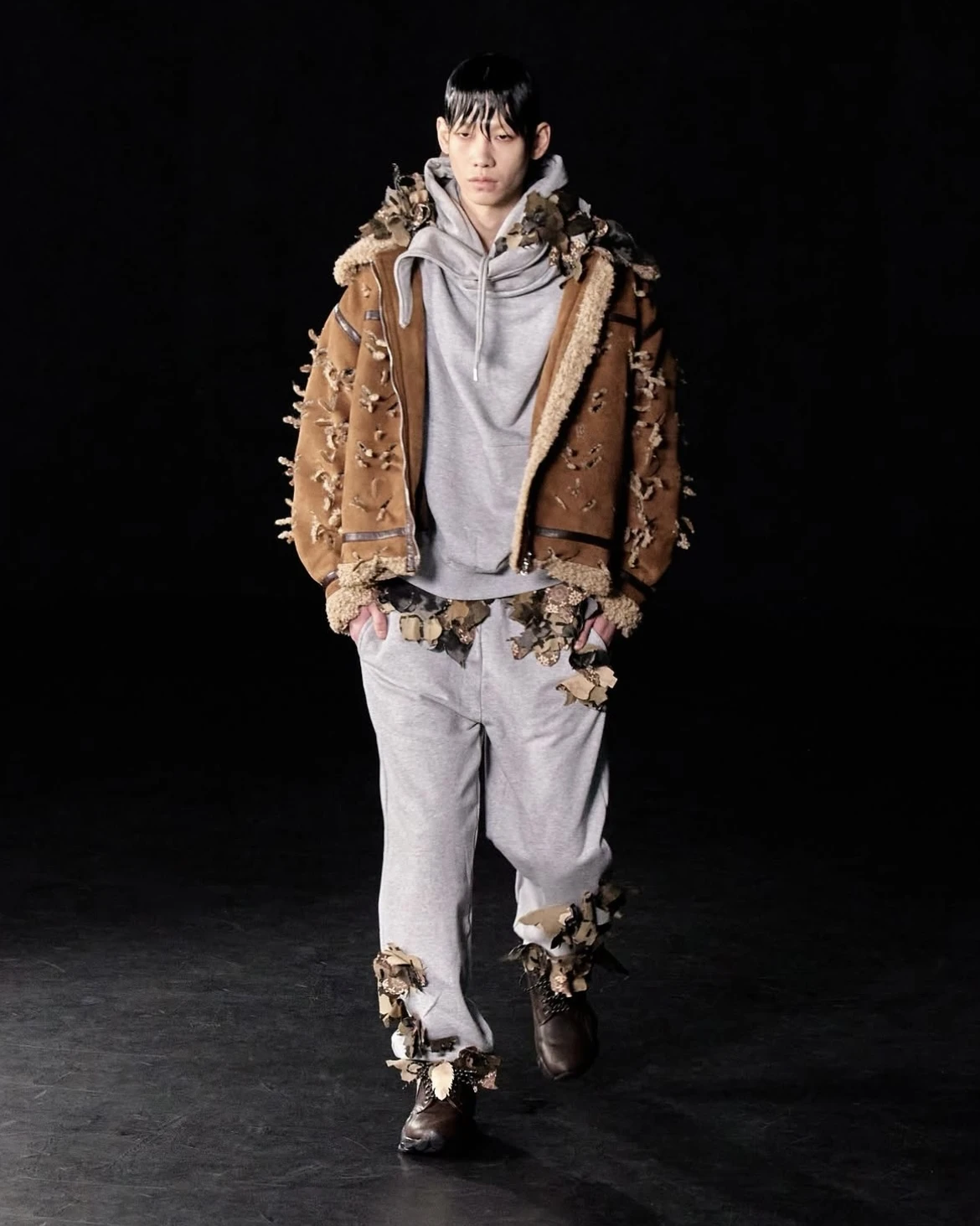 JUNTAE KIM - LASER-SLASHED SHEARLING JACKET(BROWN)