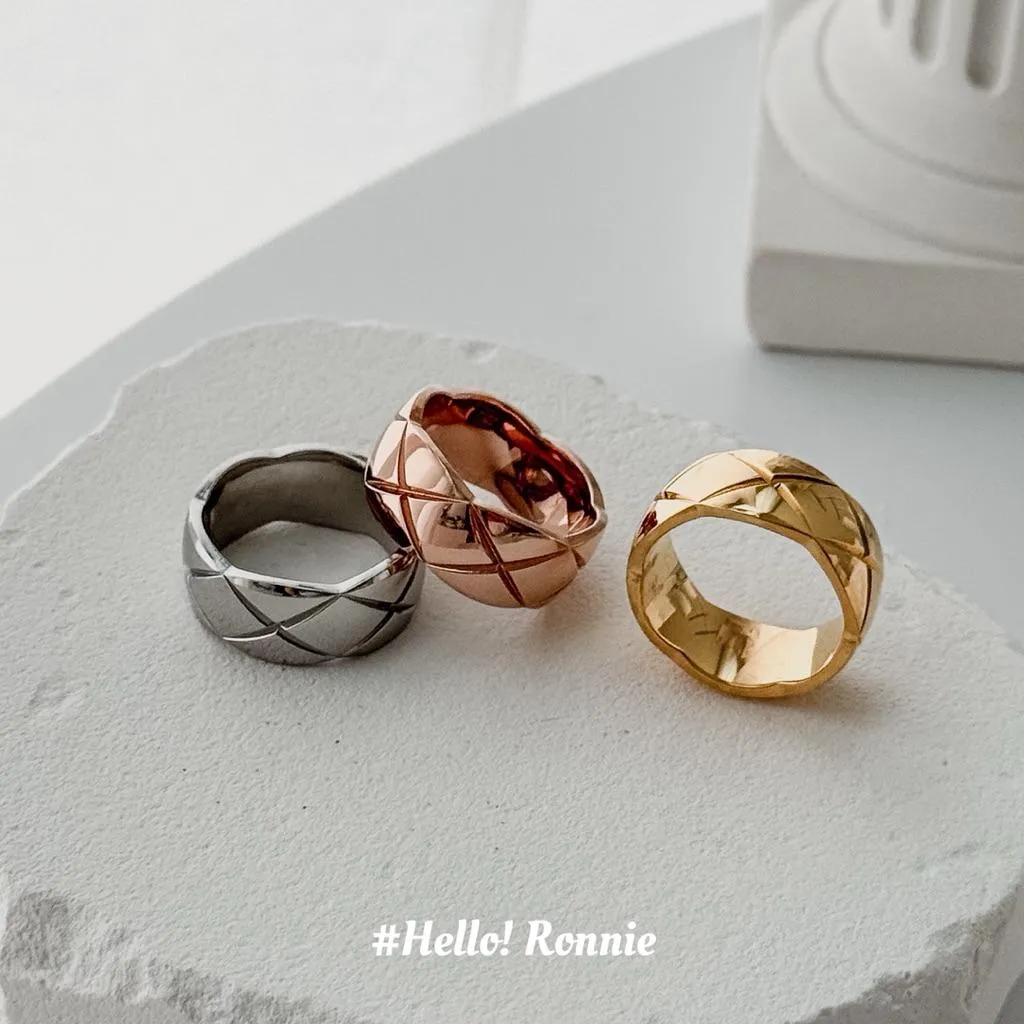 ✨Hello!Ronnie✨現貨316L通體鈦鋼戒指 醫療鋼戒指 小香風菱格寬版戒指 寬版菱格戒指 金/銀/玫瑰金