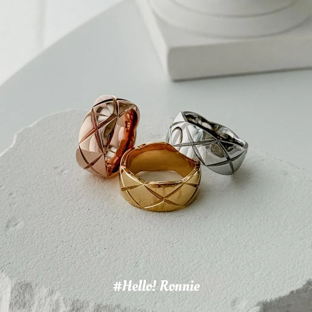 ✨Hello!Ronnie✨現貨316L通體鈦鋼戒指 醫療鋼戒指 小香風菱格寬版戒指 寬版菱格戒指 金/銀/玫瑰金