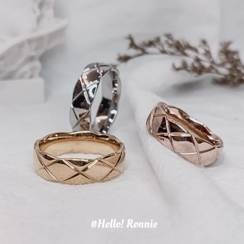 ✨Hello!Ronnie✨現貨316L通體鈦鋼戒指 醫療鋼戒指  自訂款小香風菱格戒指 金色/銀色/玫瑰金