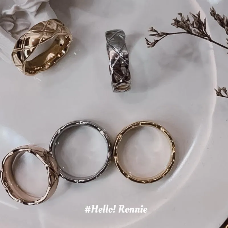 ✨Hello!Ronnie✨現貨316L通體鈦鋼戒指 醫療鋼戒指  自訂款小香風菱格戒指 金色/銀色/玫瑰金
