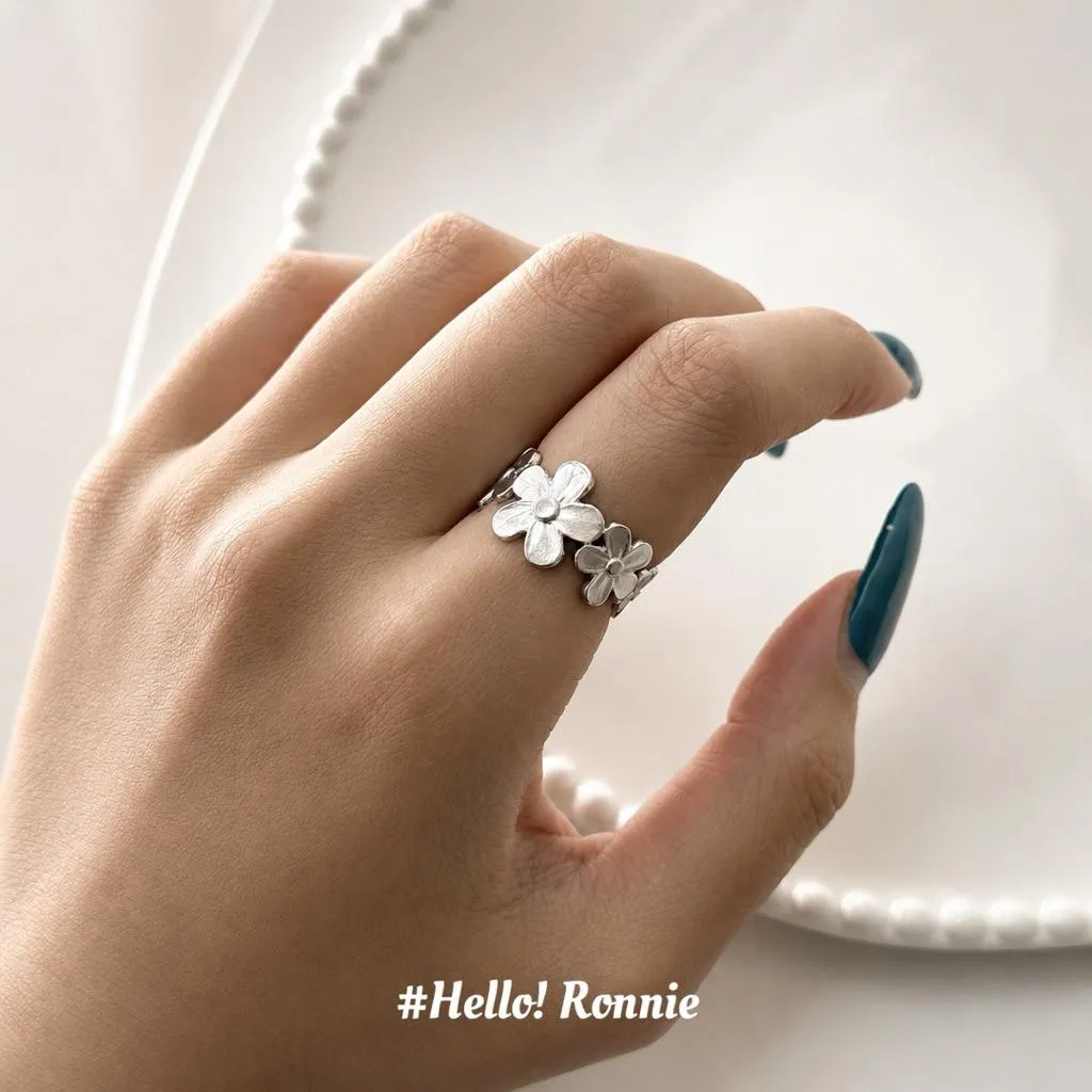 ✨Hello!Ronnie✨現貨316L通體鈦鋼戒指 醫療鋼戒指開口戒 壓紋小花戒指Little Blossom小花圈戒