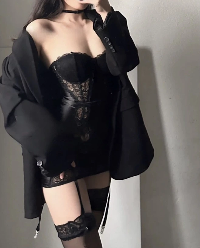 惡魔之吻 性感蕾絲包臀裙