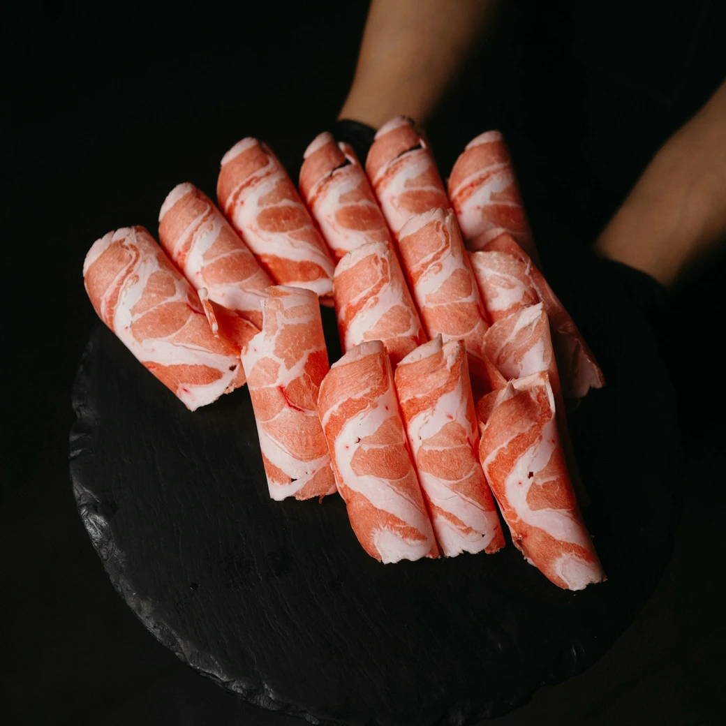 冷凍肉片 vs 冷藏肉片：哪個比較新鮮？揭秘火鍋名店「鮮甜彈牙」的科學真相！