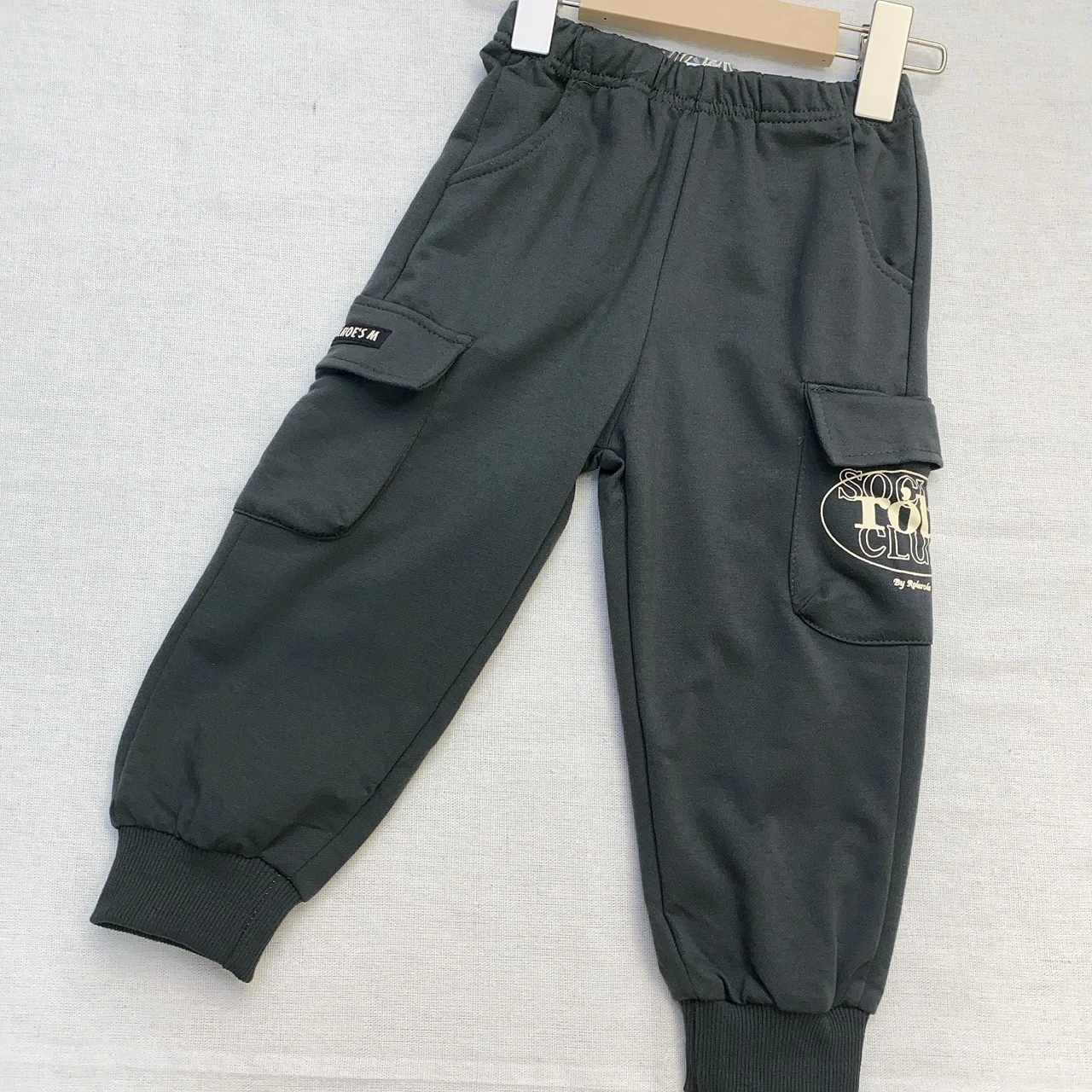KM-9343灰綠工裝英文薄縮口棉褲