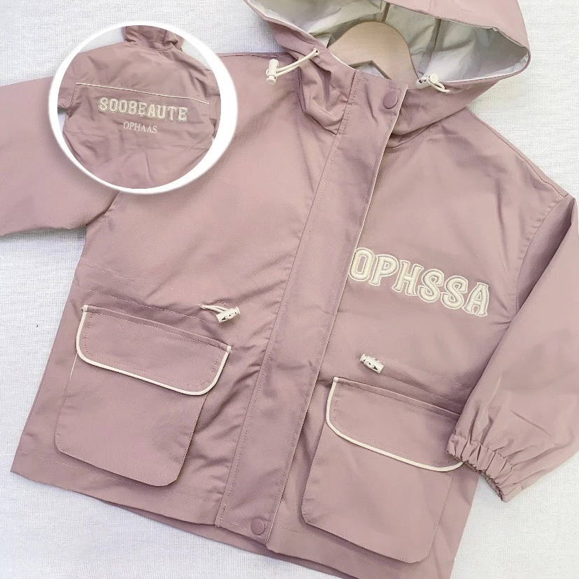 GZB-6474粉刺繡英文風衣連帽外套
