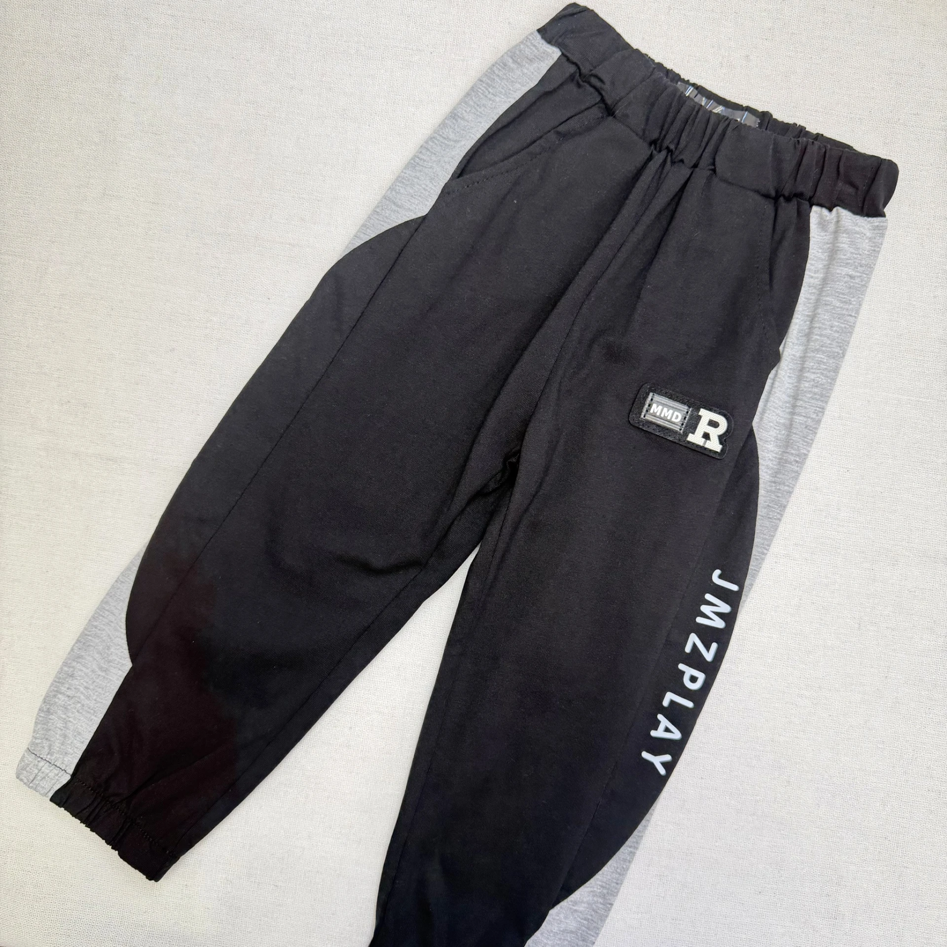 L-3596黑灰配色英文小標縮口棉褲