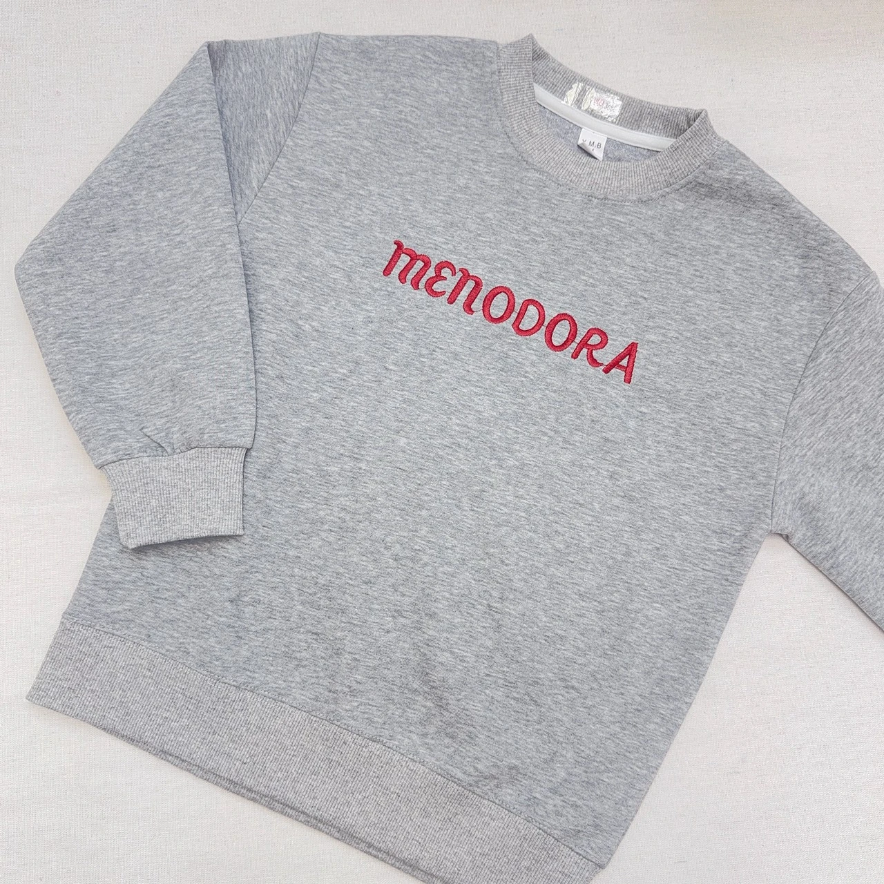 DO-3680大-灰刺繡紅英文大學T