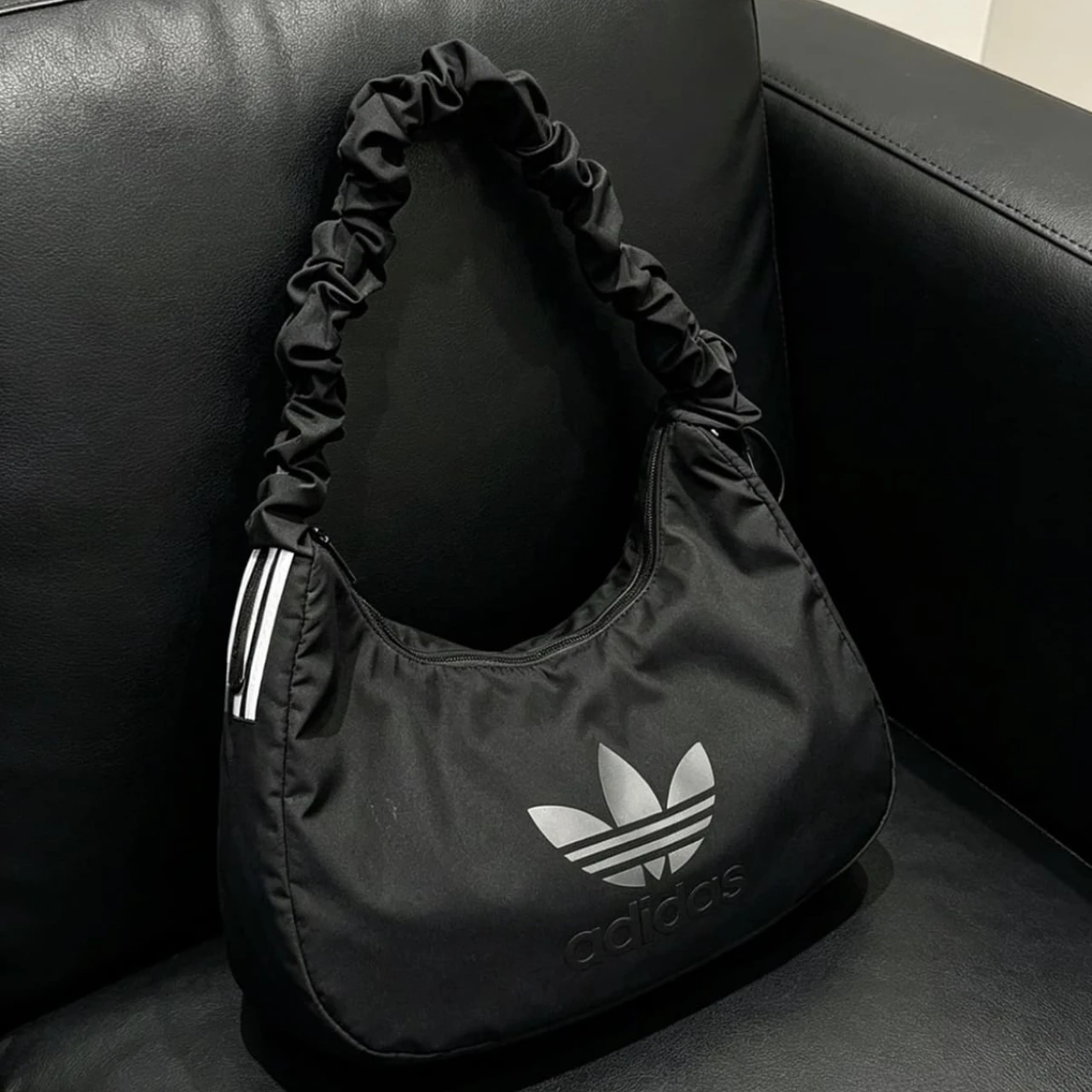 Adidas Originals三葉草黑色雲朵包（JP0145）