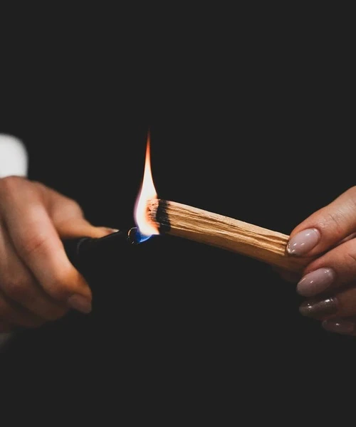 使用火源點燃聖木示意
