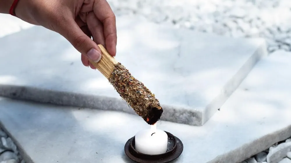 香草捆尖端點燃示意