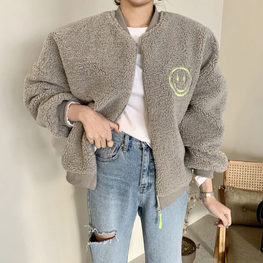 刺繡羊羔毛外套 顯瘦寬鬆立領 韓系慵懶風 笑臉刺繡 甜酷少女 保暖羊羔絨 撞色拉鍊外套 棒球領休閒 街頭穿搭 顯白百搭