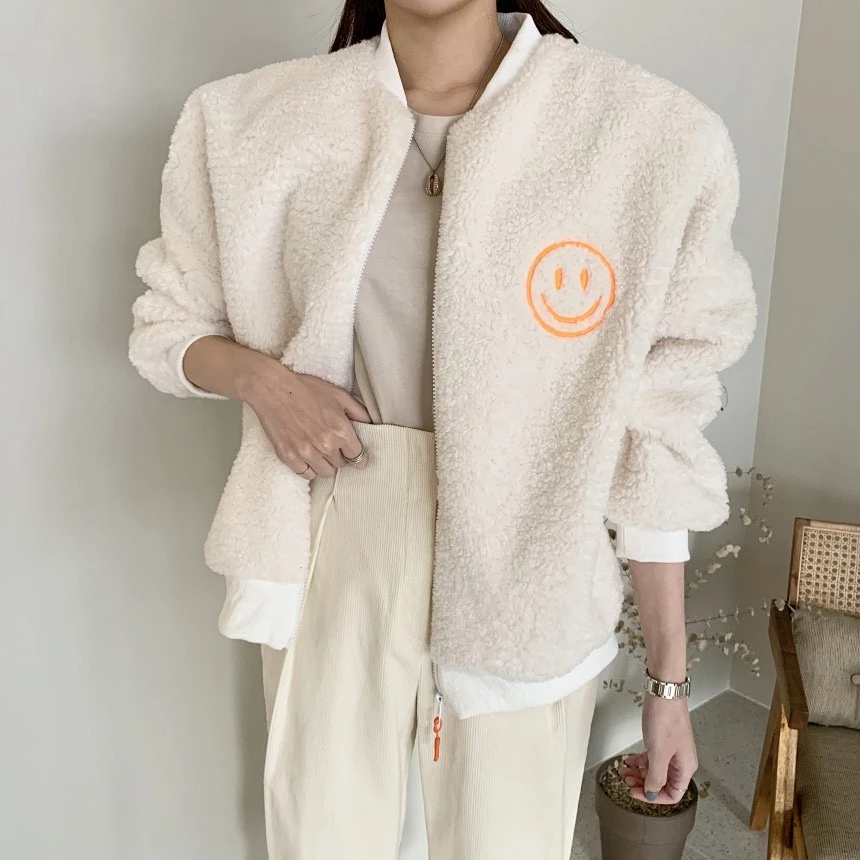 刺繡羊羔毛外套 顯瘦寬鬆立領 韓系慵懶風 笑臉刺繡 甜酷少女 保暖羊羔絨 撞色拉鍊外套 棒球領休閒 街頭穿搭 顯白百搭