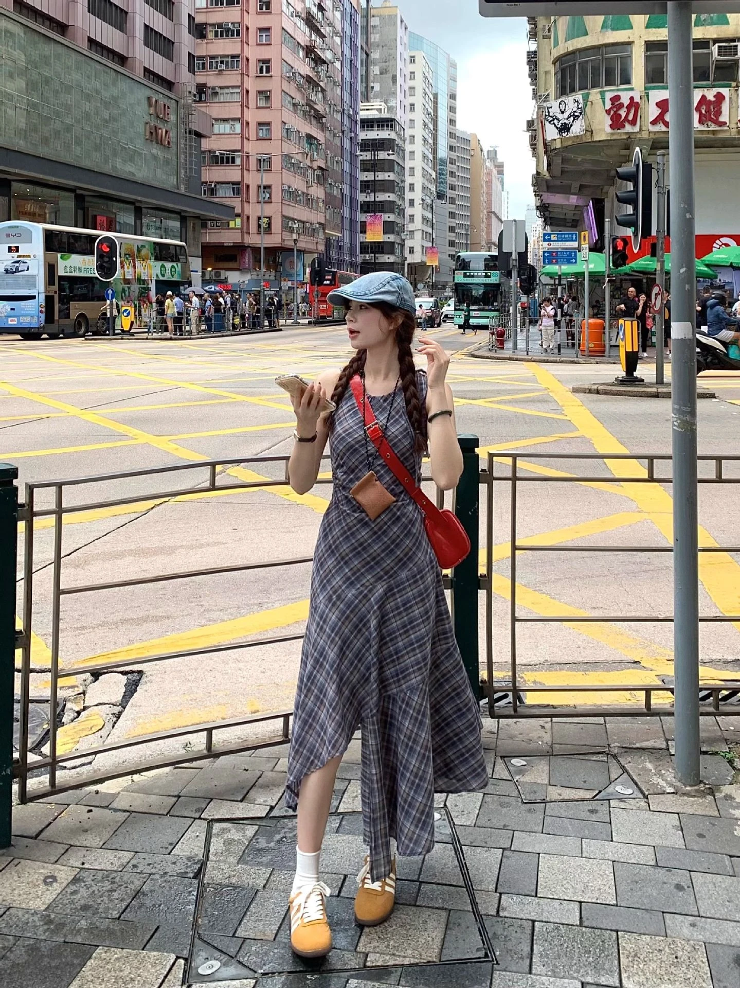 不規則收腰格紋長裙 顯瘦無袖連衣裙 韓系復古學院風 街頭Citywalk穿搭 質感修身高挑長裙 層次感