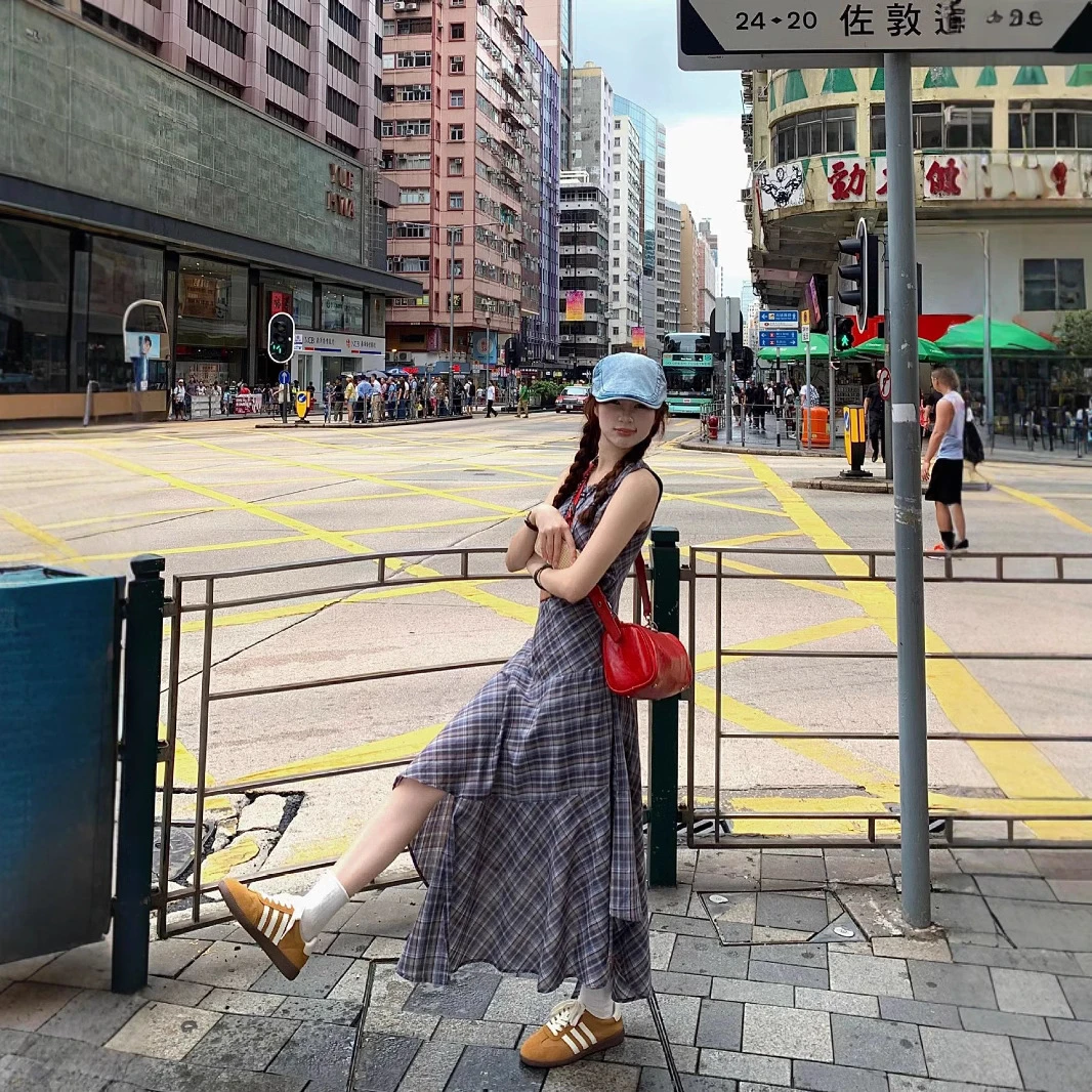 不規則收腰格紋長裙 顯瘦無袖連衣裙 韓系復古學院風 街頭Citywalk穿搭 質感修身高挑長裙 層次感