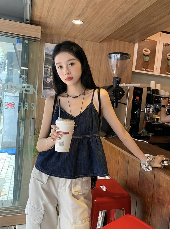 牛仔吊帶背心上衣 韓系 V領 寬鬆 顯瘦 傘擺 丹寧 小背心 甜美 辣妹 渡假 穿搭 百搭 遮肉 學生