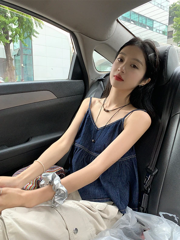牛仔吊帶背心上衣 韓系 V領 寬鬆 顯瘦 傘擺 丹寧 小背心 甜美 辣妹 渡假 穿搭 百搭 遮肉 學生