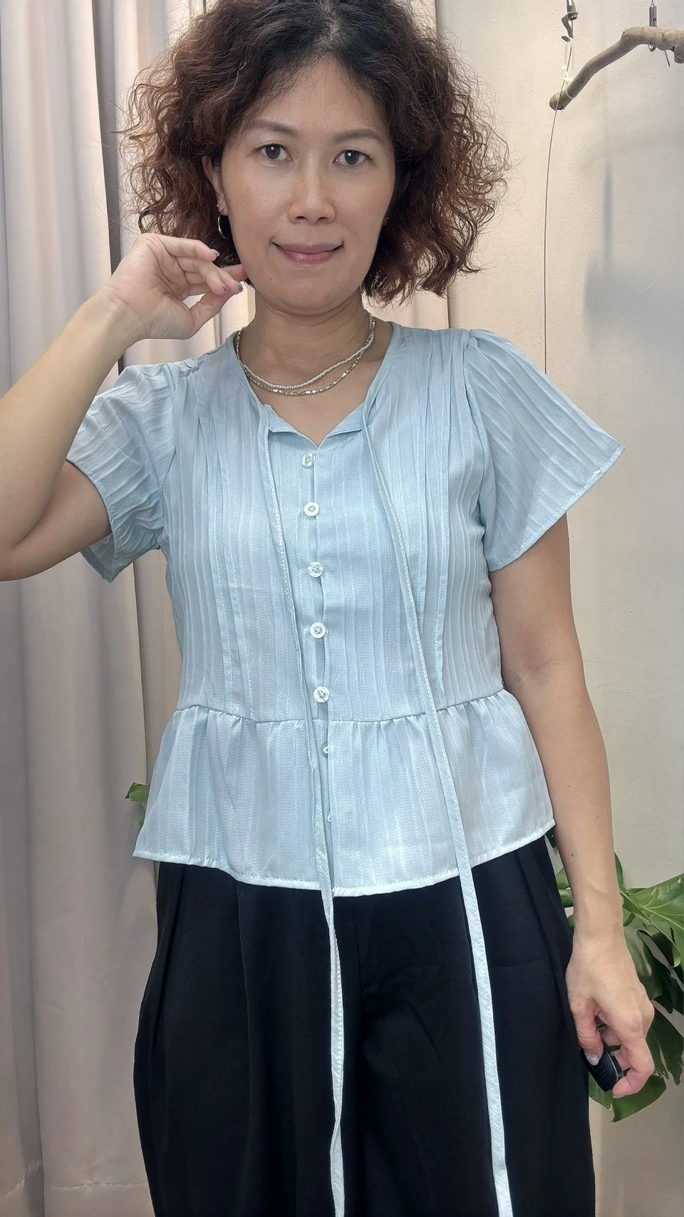 設計感飛飛袖上衣 壓褶 綁帶 荷葉邊 短版 顯瘦 寬鬆 韓系 法式 慵懶風 氣質 小眾設計 穿搭 渡假 百搭 下擺 傘狀