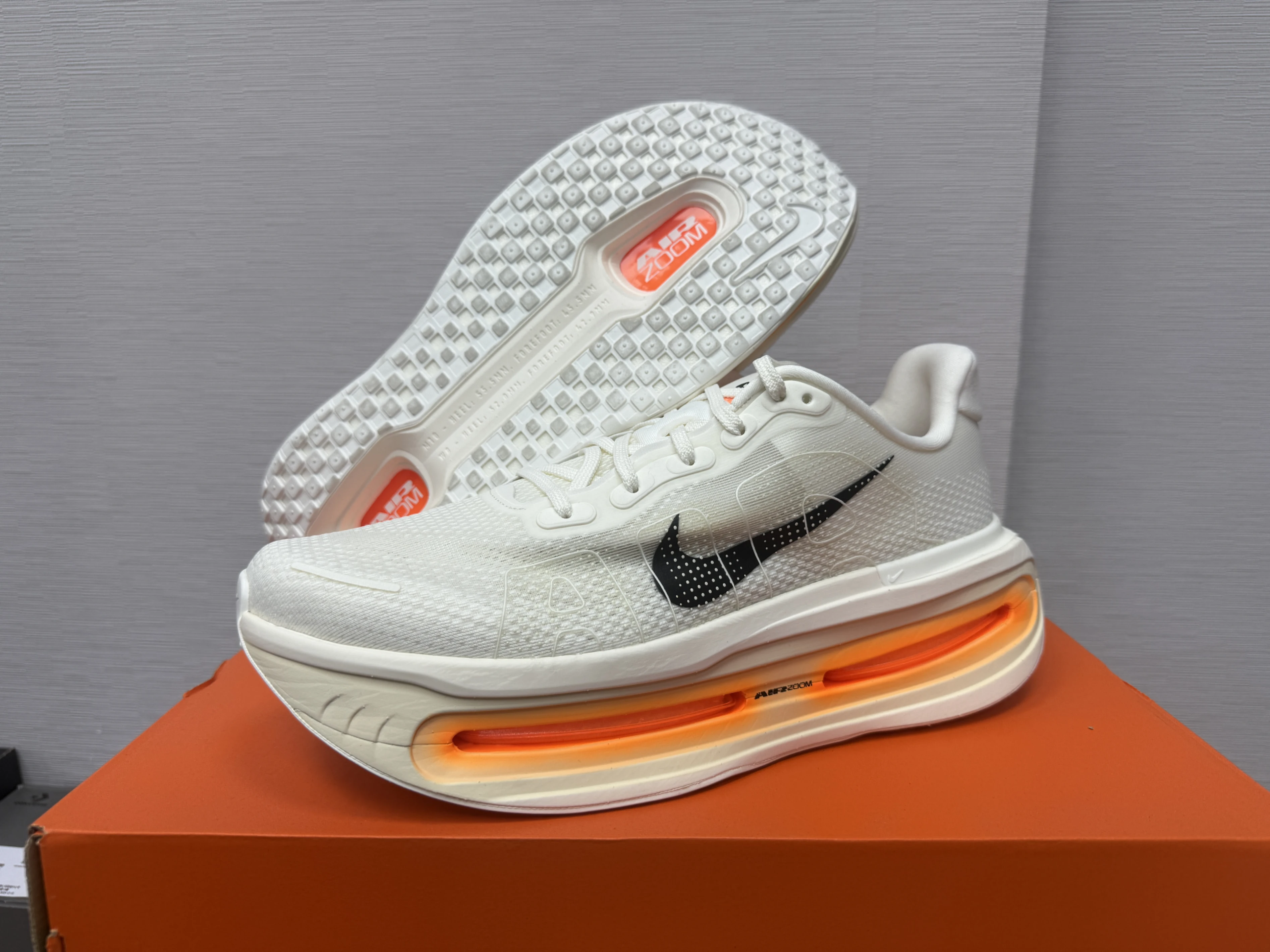 Nike Vomero Premium 白橘 首發色 IQ4035-100