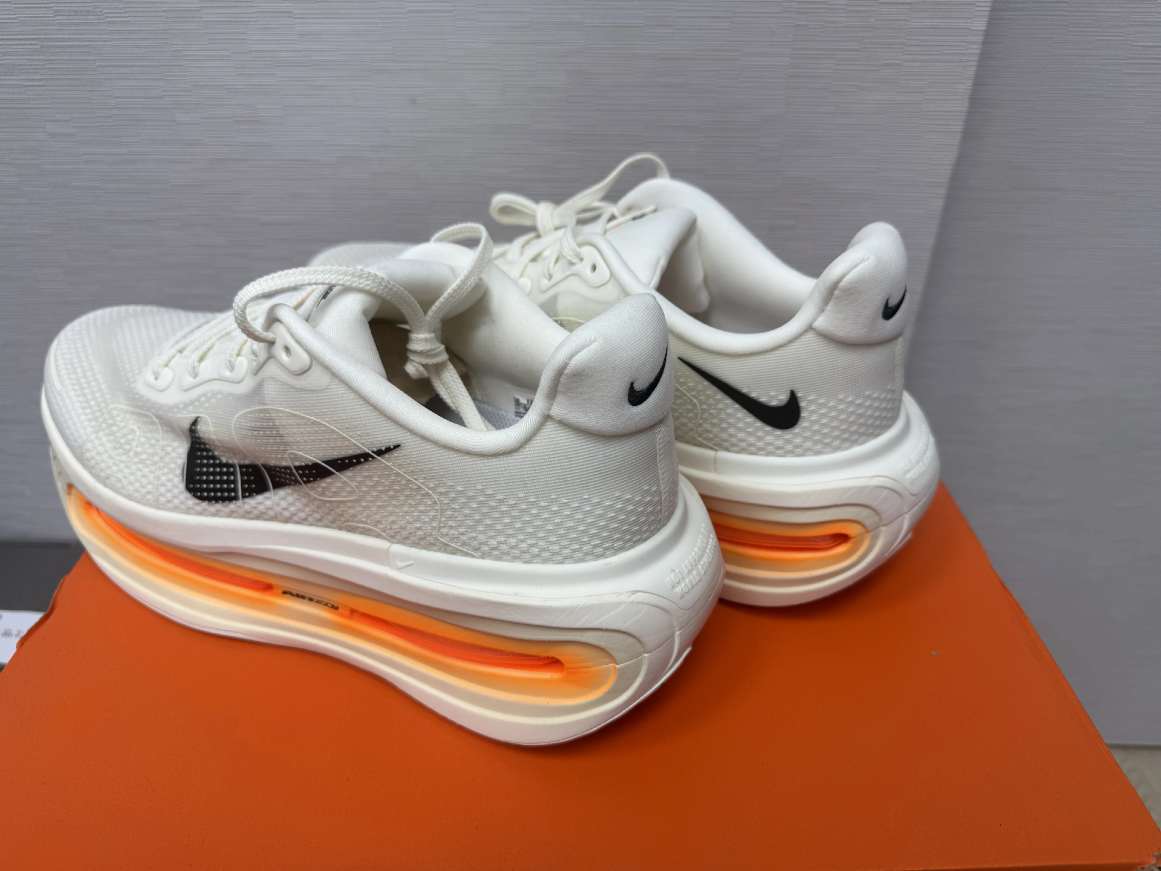 Nike Vomero Premium 白橘 首發色 IQ4035-100