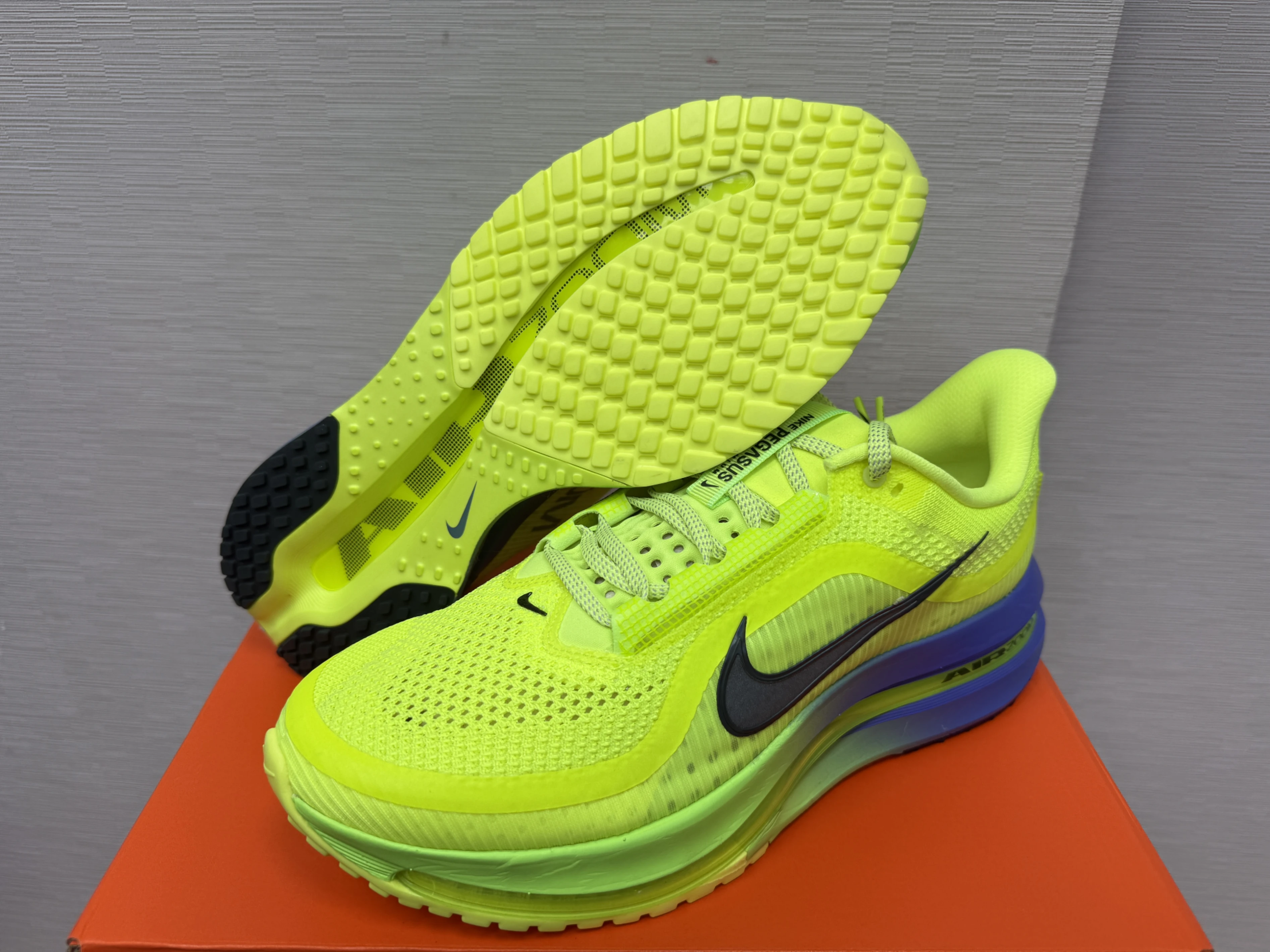 Nike Pegasus Premium 螢光綠 HQ2592-702