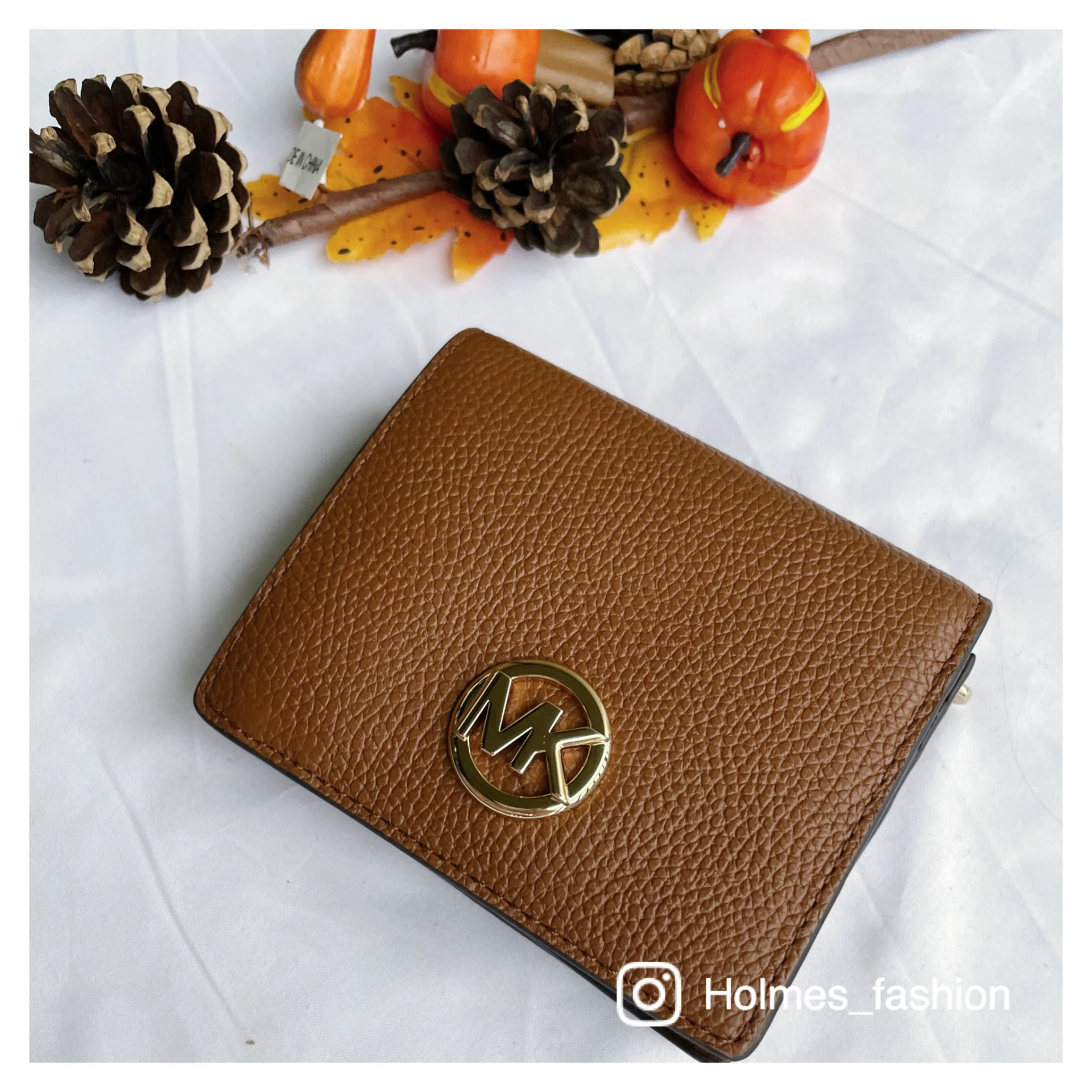 [Holmes]MICHAEL KORS 圓形LOGO扣式短夾 MK 短夾 駝色 / 咖啡色