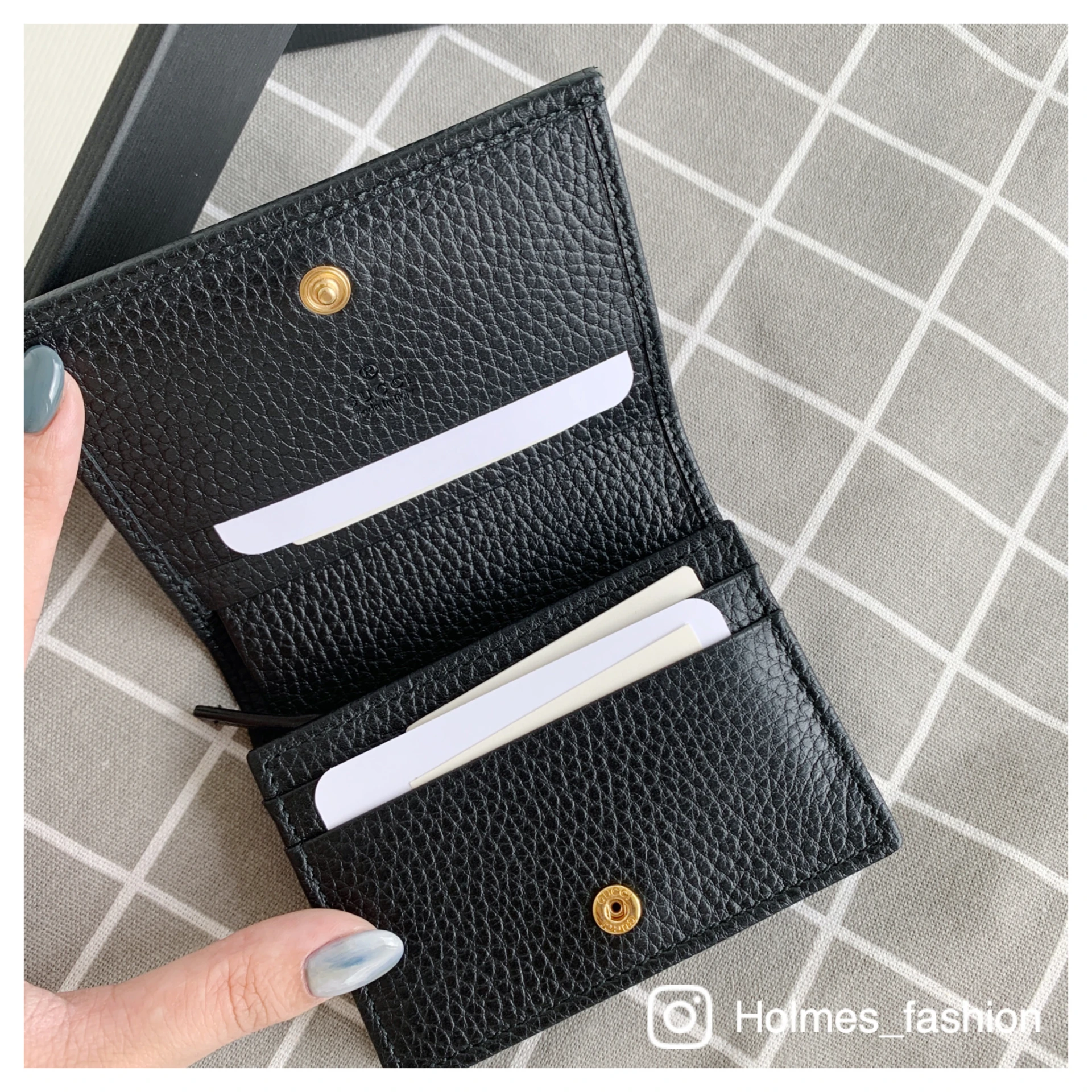 [Holmes]GUCCI 經典金屬雙G LOGO 荔枝紋牛皮 扣式 短夾 456126 黑色