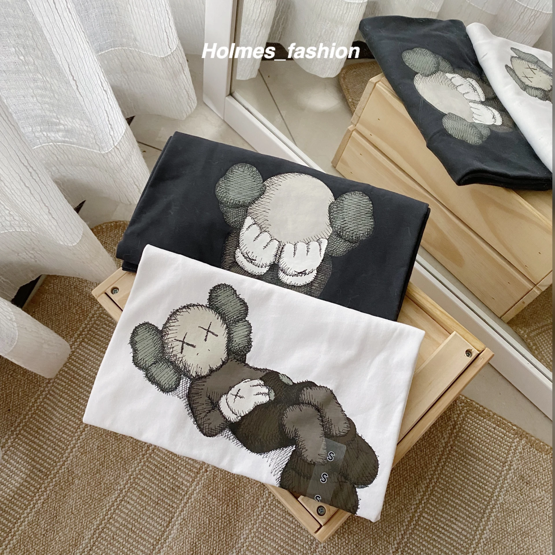 [Holmes]KAWS x UNIQLO UT 最新聯名單品  短袖T恤 黑色 / 白色