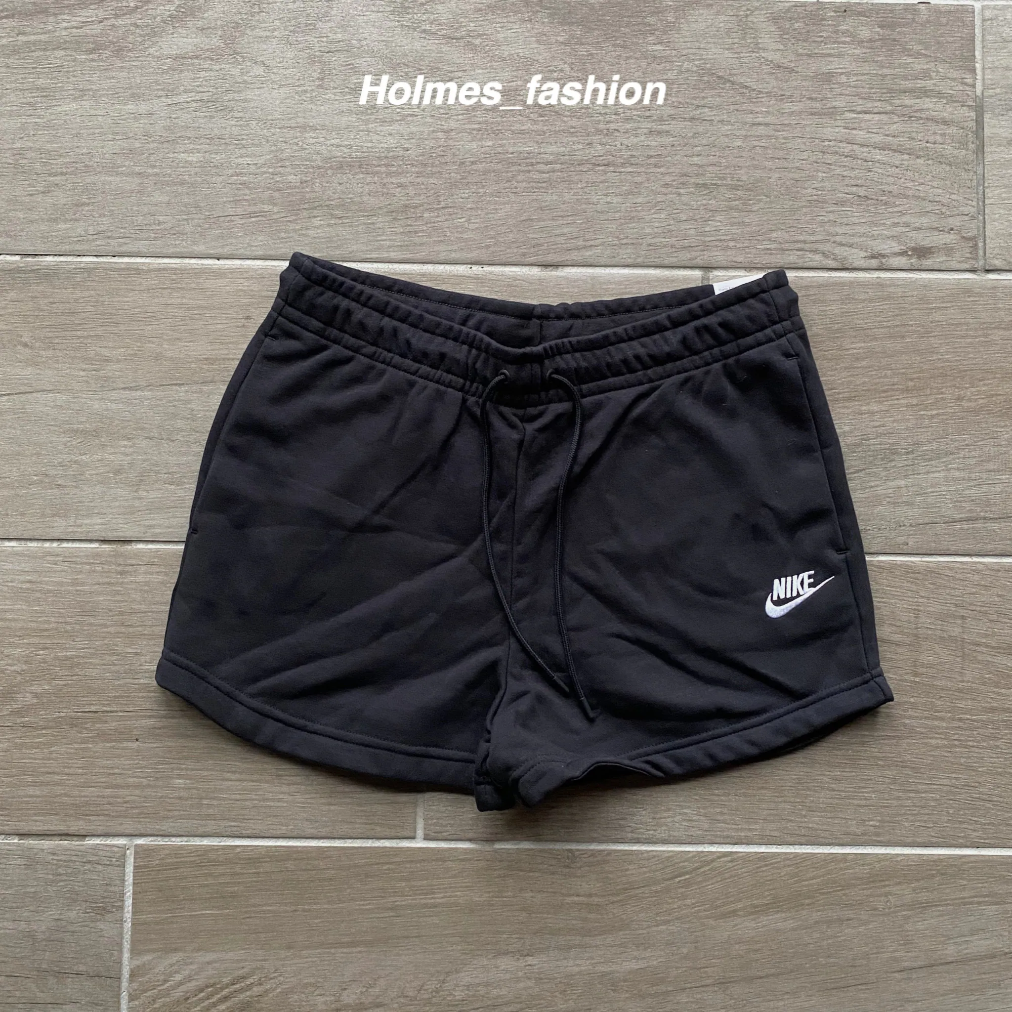 [Holmes]NIKE Sportswear Essential Shorts 女版 短褲 LOGO 經典款 黑色 / 灰色 CJ2158-010 / 063