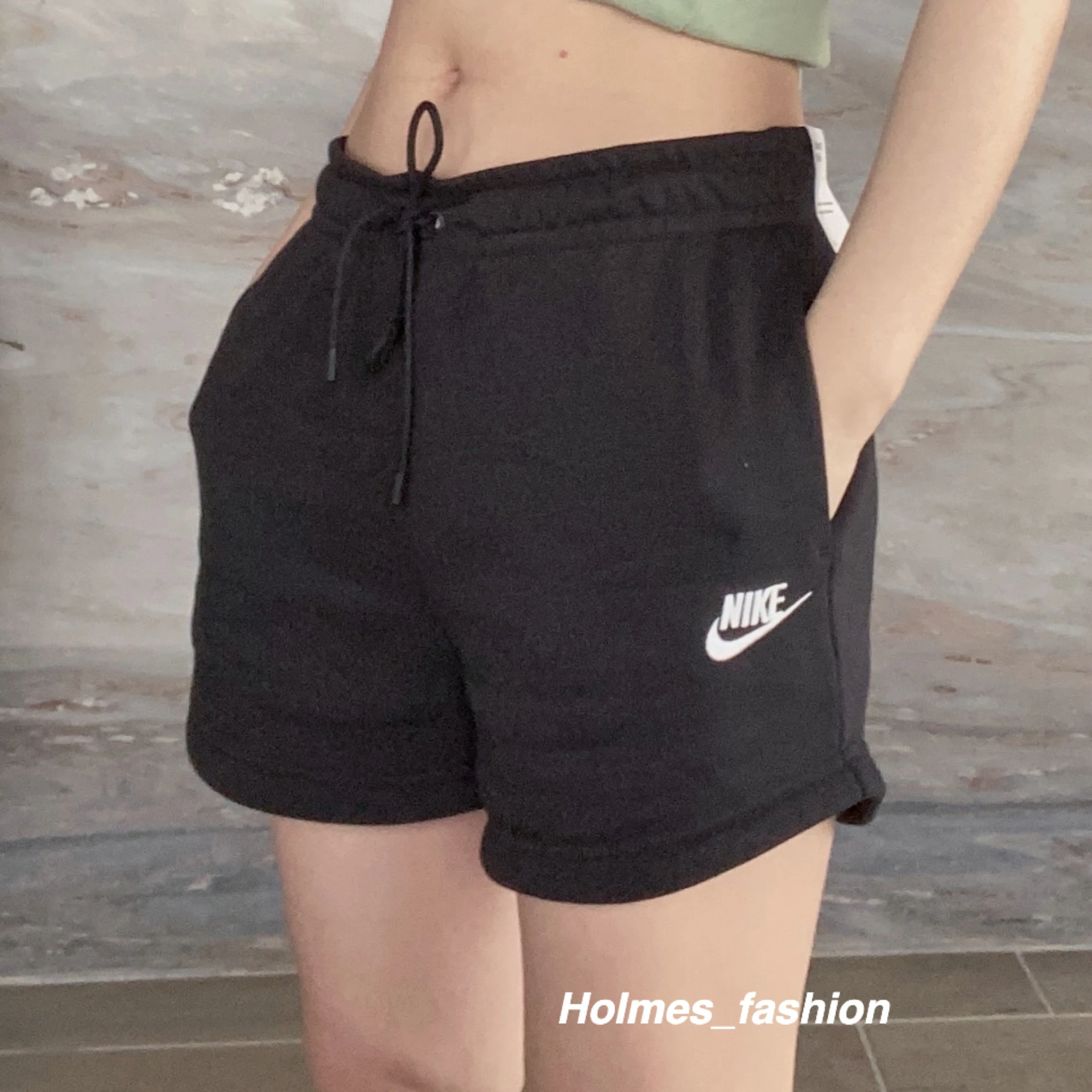 [Holmes]NIKE Sportswear Essential Shorts 女版 短褲 LOGO 經典款 黑色 / 灰色 CJ2158-010 / 063