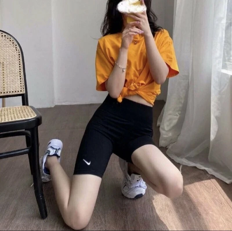 [Holmes]NIKE 辣妹單車褲 Nike 單車褲 短褲 運動褲 五分褲 小勾 全黑 緊身 黑 素面 CZ8527-010