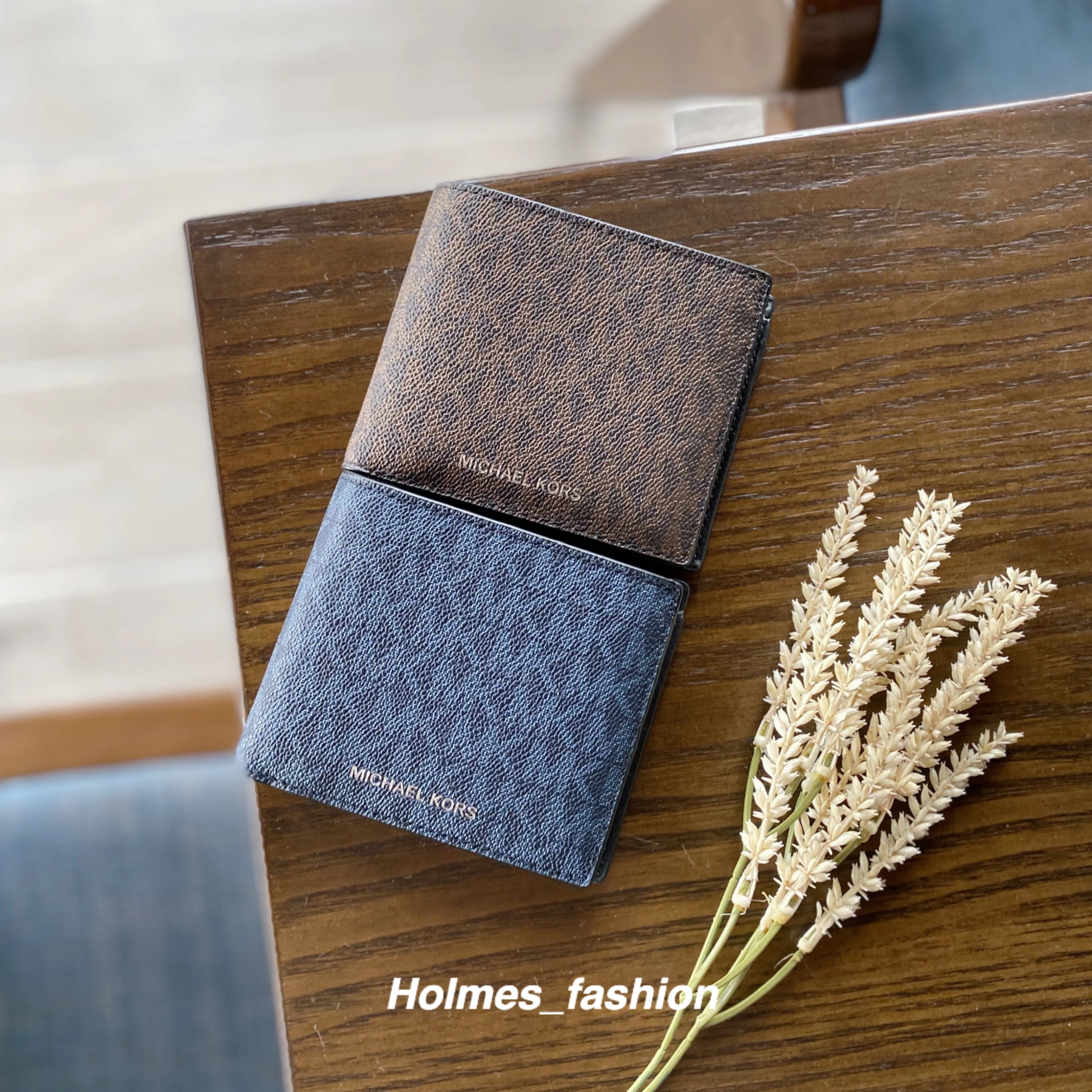 [Holmes]Michael Kors MK 男士 LOGO 印花短夾 深藍黑內襯 / 咖啡黑內襯