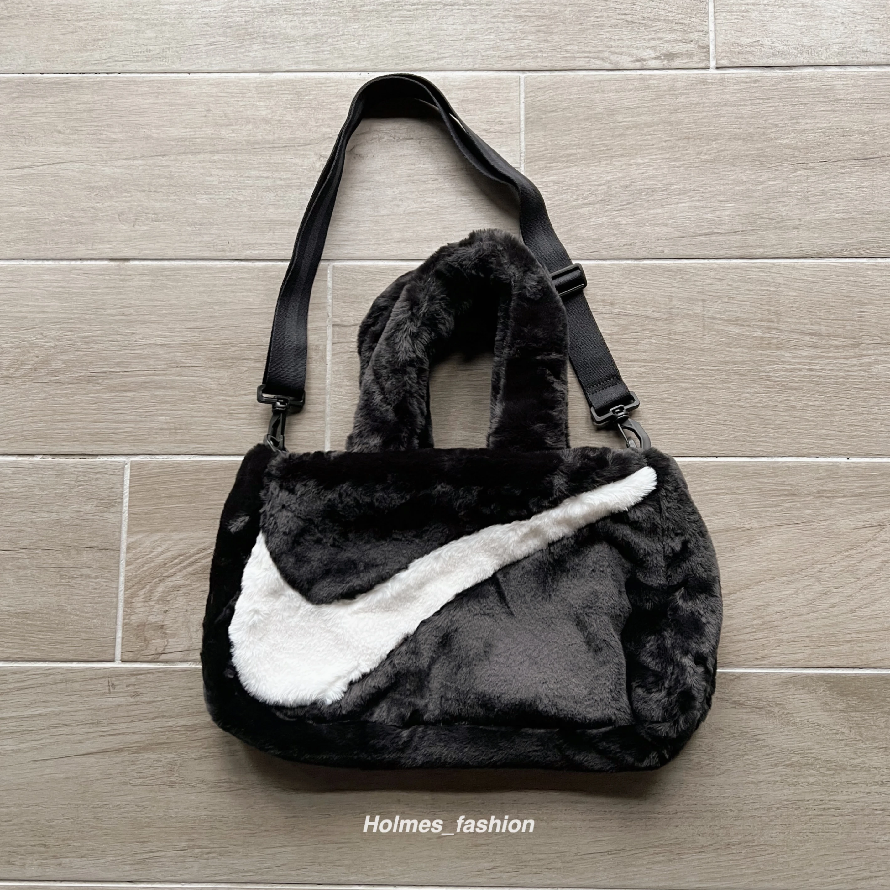 [Holmes]NIKE NSW FX FUR TOTE 2WAY 黑白 毛絨 軟毛 大勾 手提 肩背 兩用包 DQ5804-010
