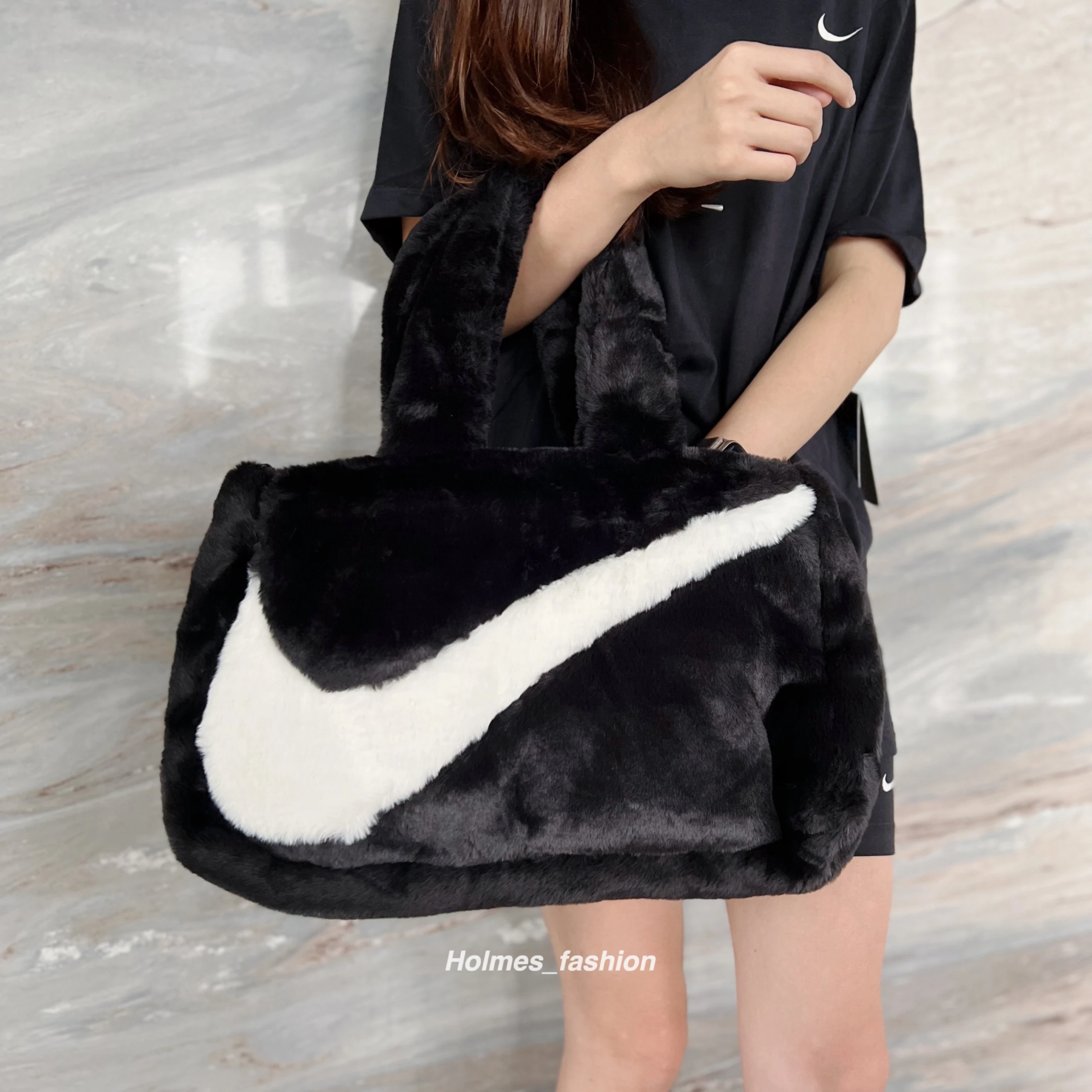 [Holmes]NIKE NSW FX FUR TOTE 2WAY 黑白 毛絨 軟毛 大勾 手提 肩背 兩用包 DQ5804-010