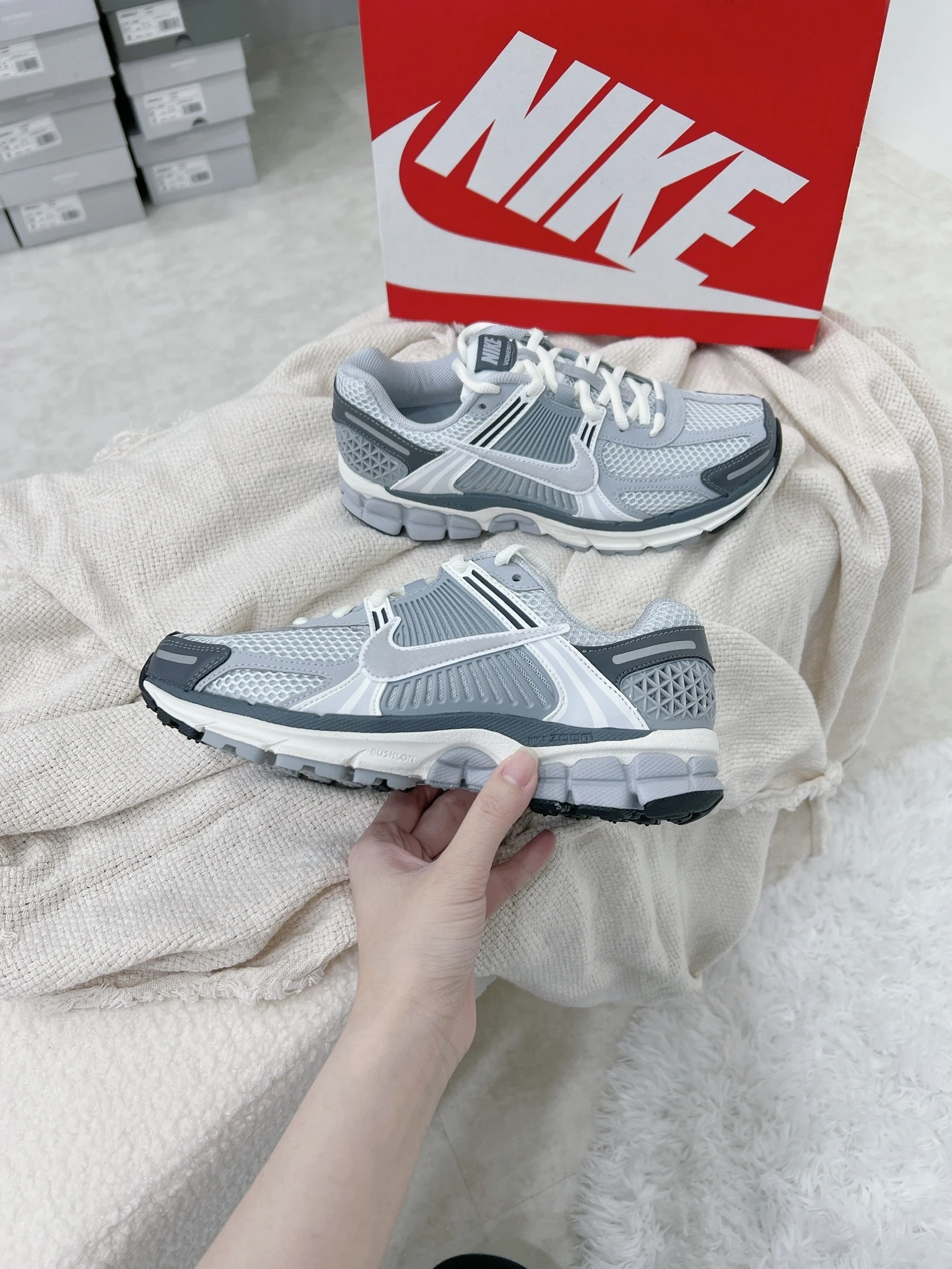 [Holmes]NIKE ZOOM VOMERO 5 FD9919001