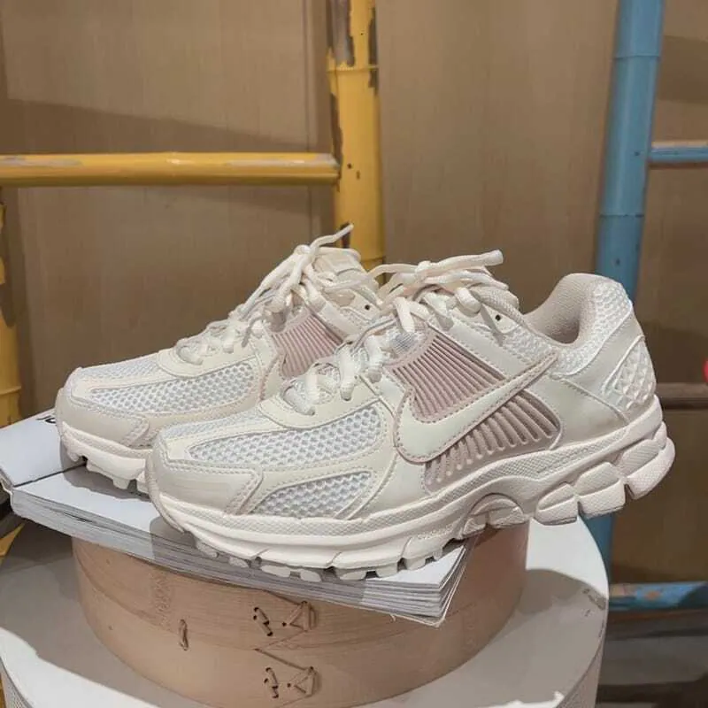 [Holmes]NIKE ZOOM VOMERO 5 杏仁 奶茶 ACW 燕麥色 淡卡其 復古 老爹鞋 女生復古休閒鞋 FQ6868-111