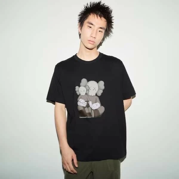 [Holmes]KAWS x UNIQLO UT 2023最新聯名單品 短袖T恤 黑色 / 白色