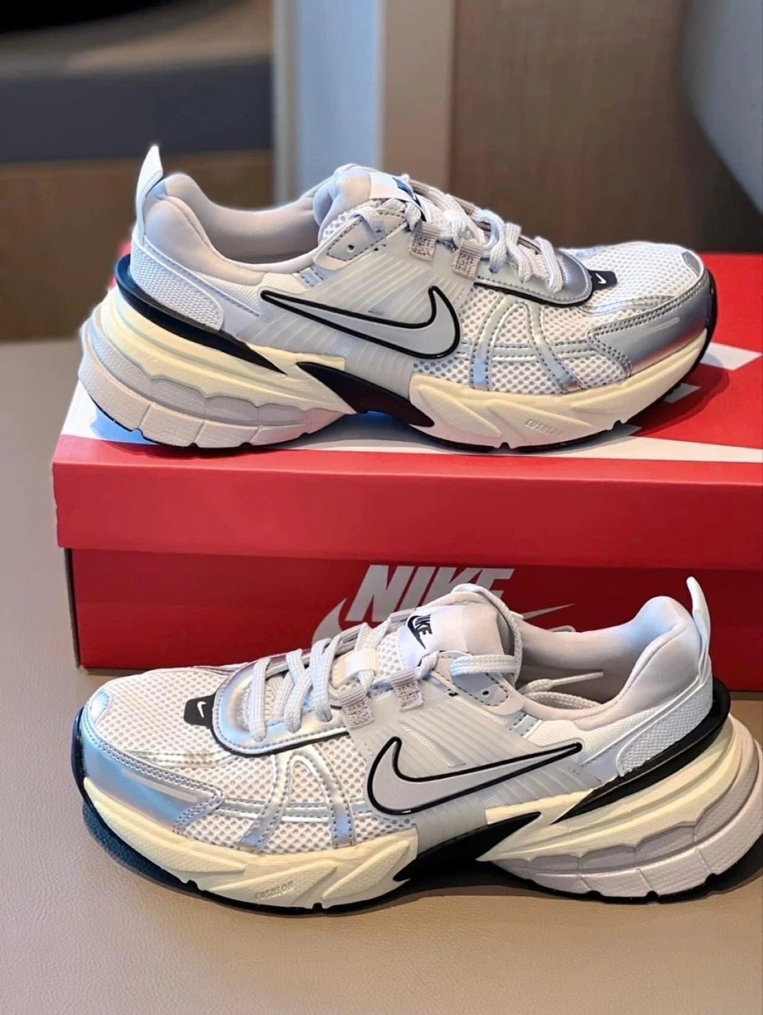 Holmes|Nike Wmns V2K Run 女鞋 男鞋 米白 銀 Y2K 復古 老爹鞋 FD0736-100