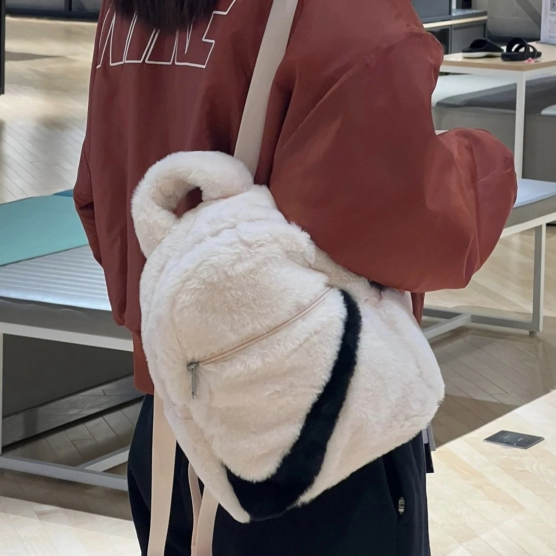 HOLMES |NIKE 毛茸茸後背包 NIKE SPORTSWEAR ESSENTIALS 毛絨 小包 後背包 粉色 FB3049-838 黑色 FB3049-010