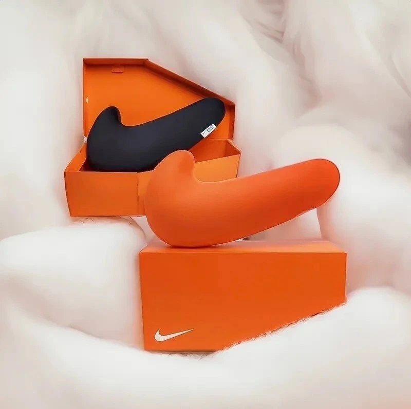 [Holmes]NIKE SWOOSH 勾勾 大勾 抱枕 靠墊 枕頭 橘 黑 國外限定