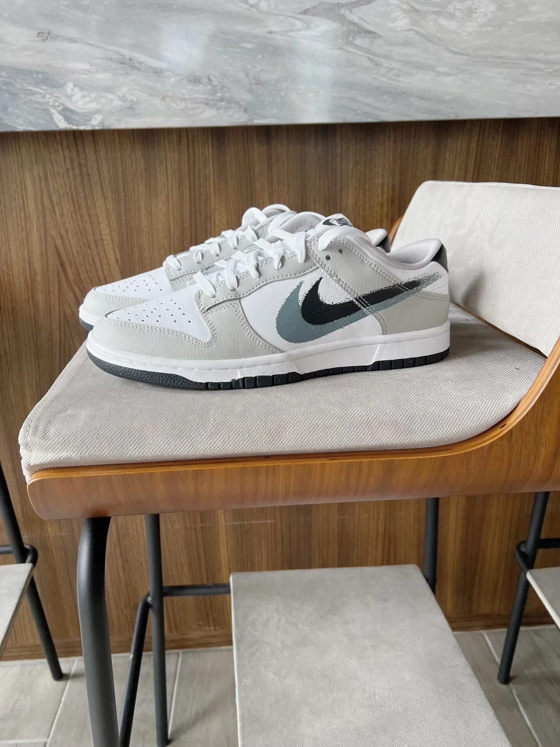 [Holmes]Nike Dunk Low Stencil Swoosh FD0661-100 噴漆雙勾 灰白色 楊敬敏同款