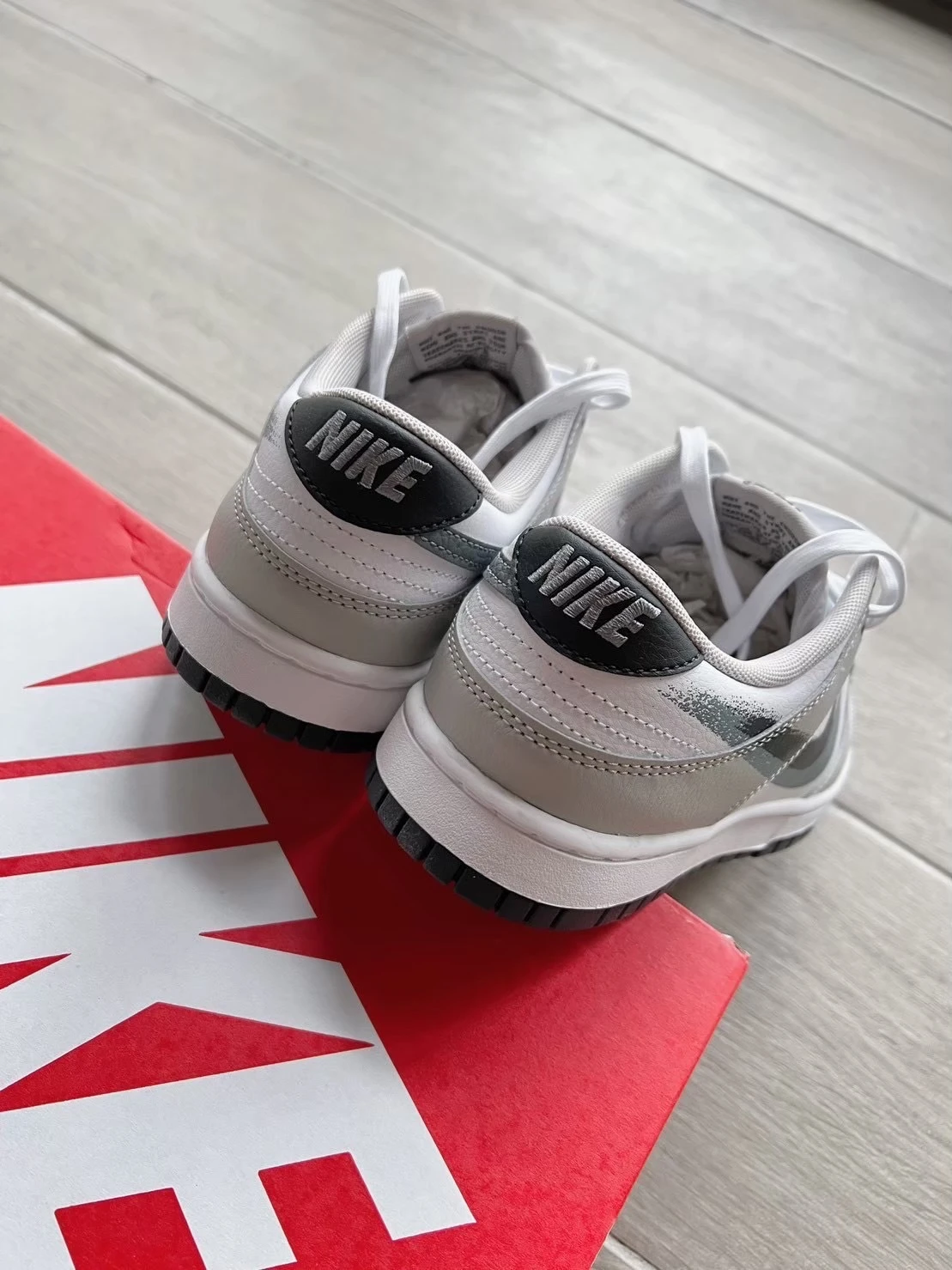 [Holmes]Nike Dunk Low Stencil Swoosh FD0661-100 噴漆雙勾 灰白色 楊敬敏同款