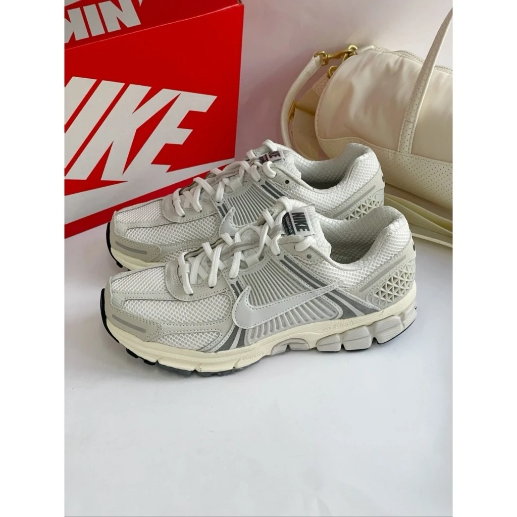 NIKE ZOOM VOMERO 5 “PLATINUM TINT”碳灰白 HF0731-007